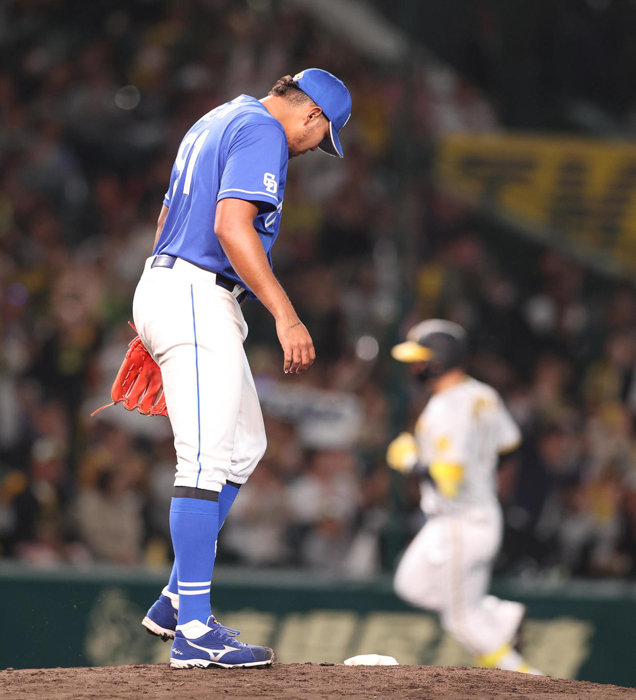 阪神対中日　3回裏阪神1死、メヒア（手前）は森下に左越えソロ本塁打を被弾する（撮影・上山淳一）