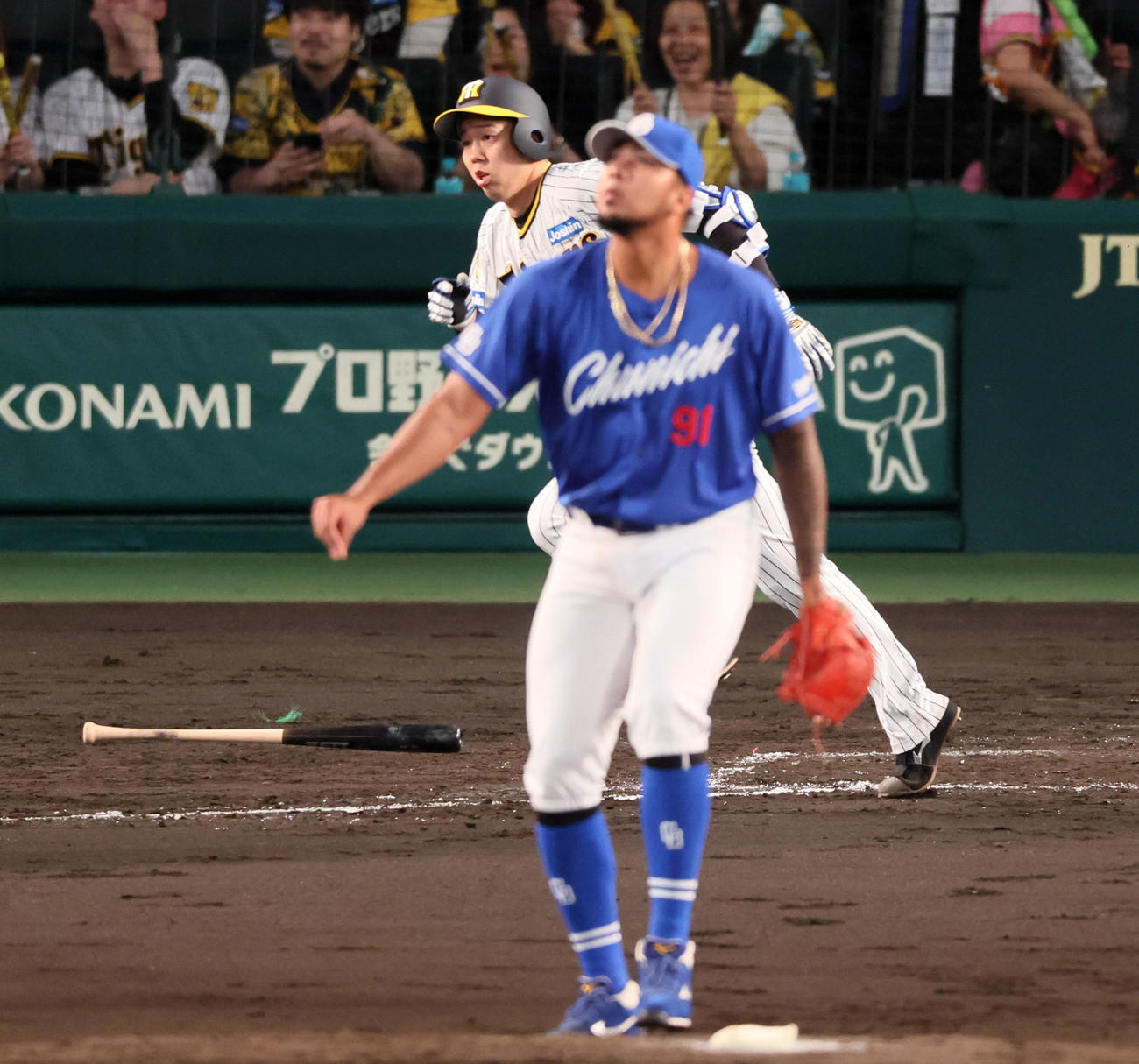 阪神対中日　2回裏阪神1死満塁、青柳は右犠飛を打ち上げる。投手はメヒア（撮影・加藤哉）