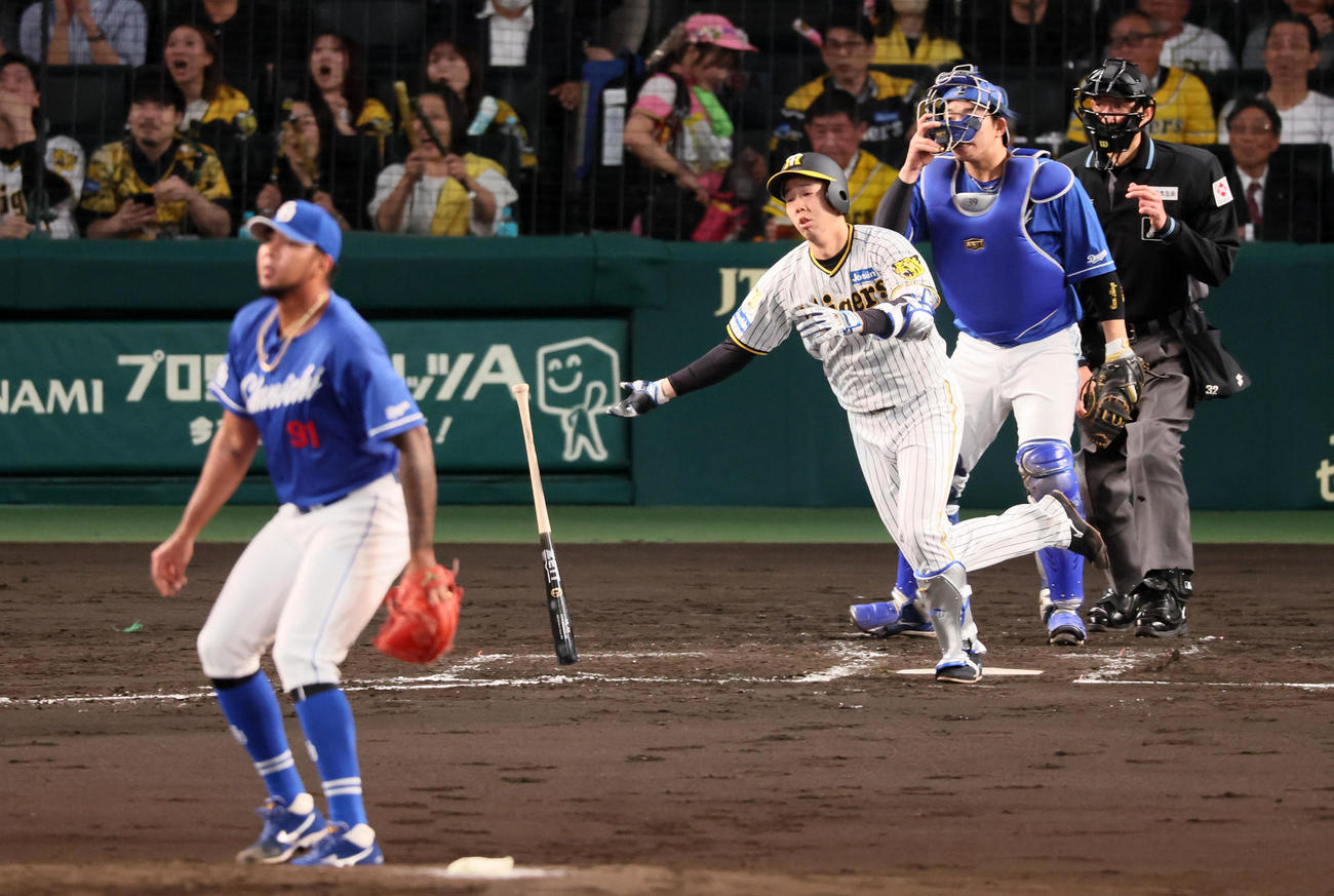 阪神対中日　2回裏阪神1死満塁、青柳は右犠飛を打ち上げる。投手はメヒア（撮影・加藤哉）