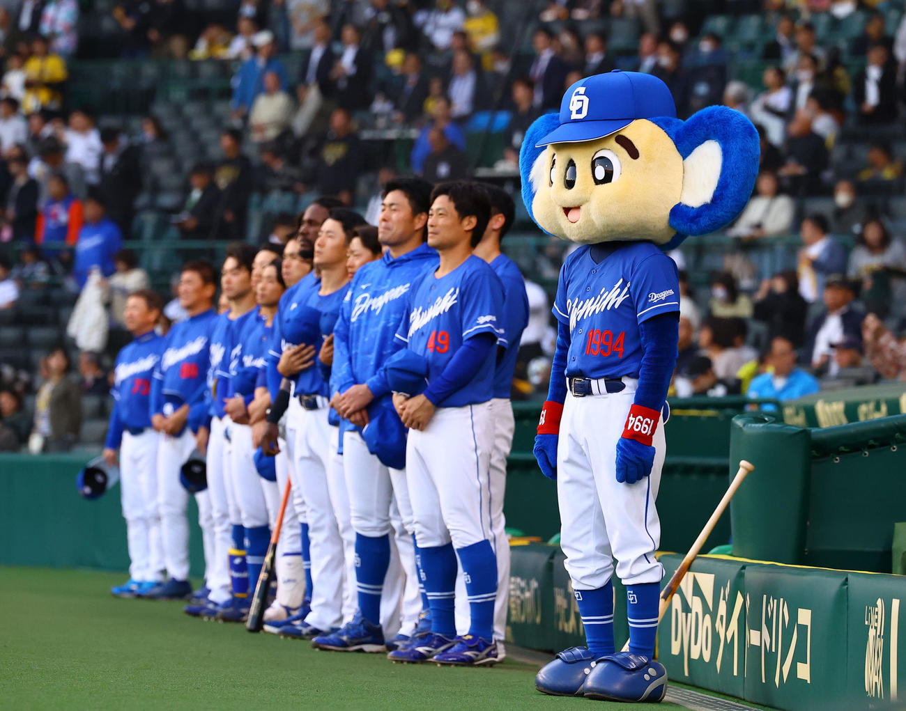 阪神対中日　試合前、国歌を聞く中日のドアラ（右端）（撮影・藤尾明華）