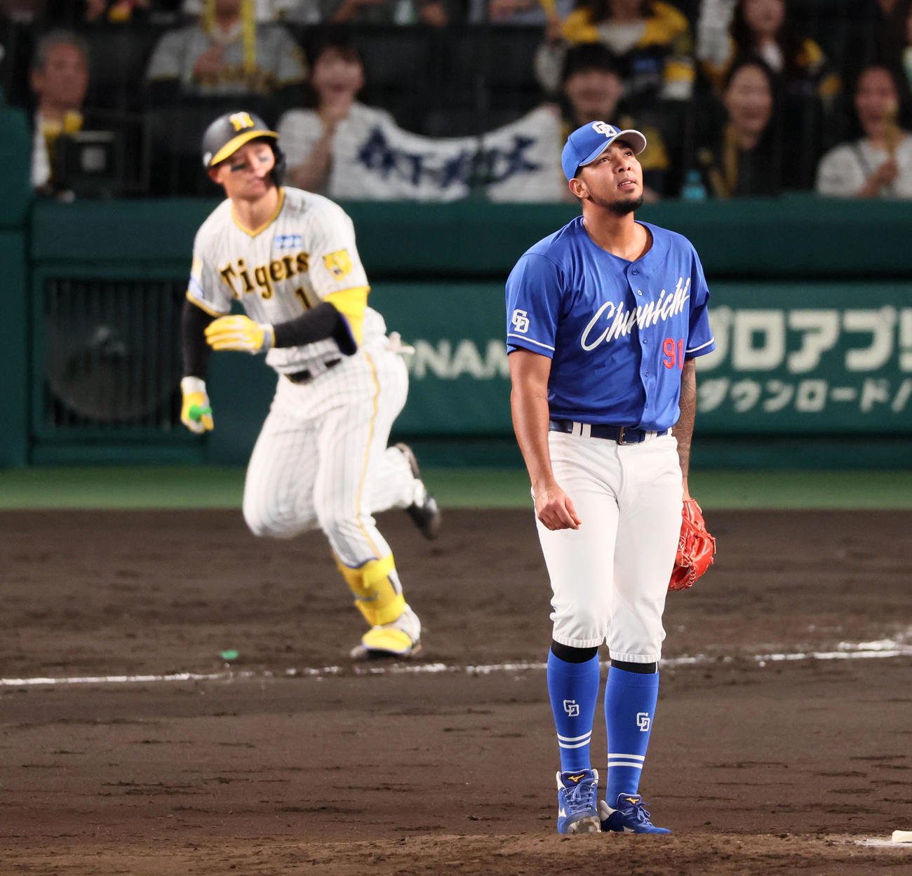 阪神対中日　3回裏阪神1死、メヒアは森下はに左越えソロ本塁打を浴びる（撮影・加藤哉）