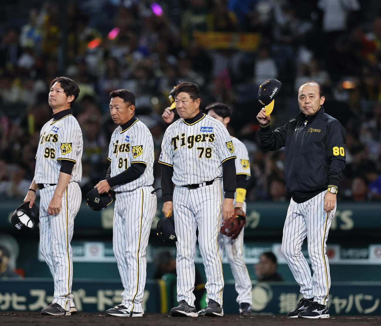 阪神対中日　中日に勝利し、ファンにあいさつする阪神岡田監督（右端）（撮影・藤尾明華）
