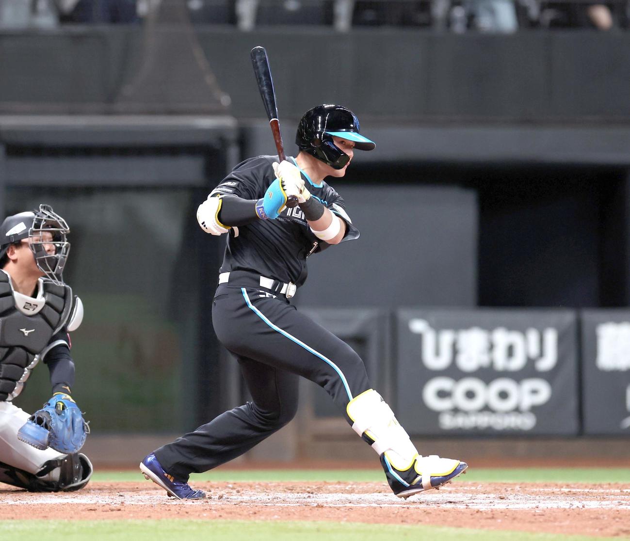 日本ハム対ロッテ　9回裏日本ハム無死、右翼線に二塁打を放つ清宮（撮影・黒川智章）
