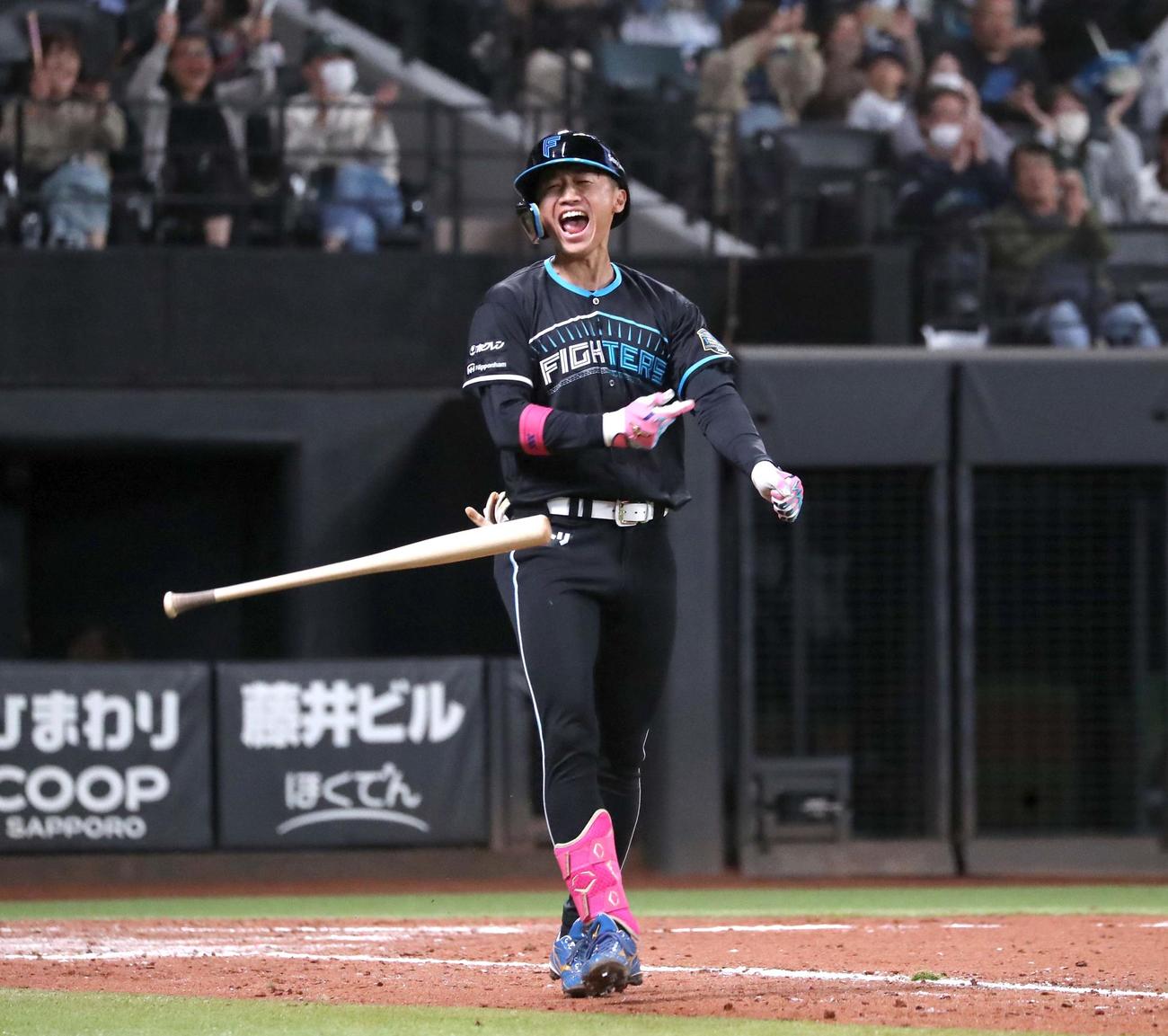 日本ハム対ロッテ　9回裏日本ハム1死満塁、サヨナラの押し出しを選びバットを投げ叫ぶ加藤豪（撮影・黒川智章）