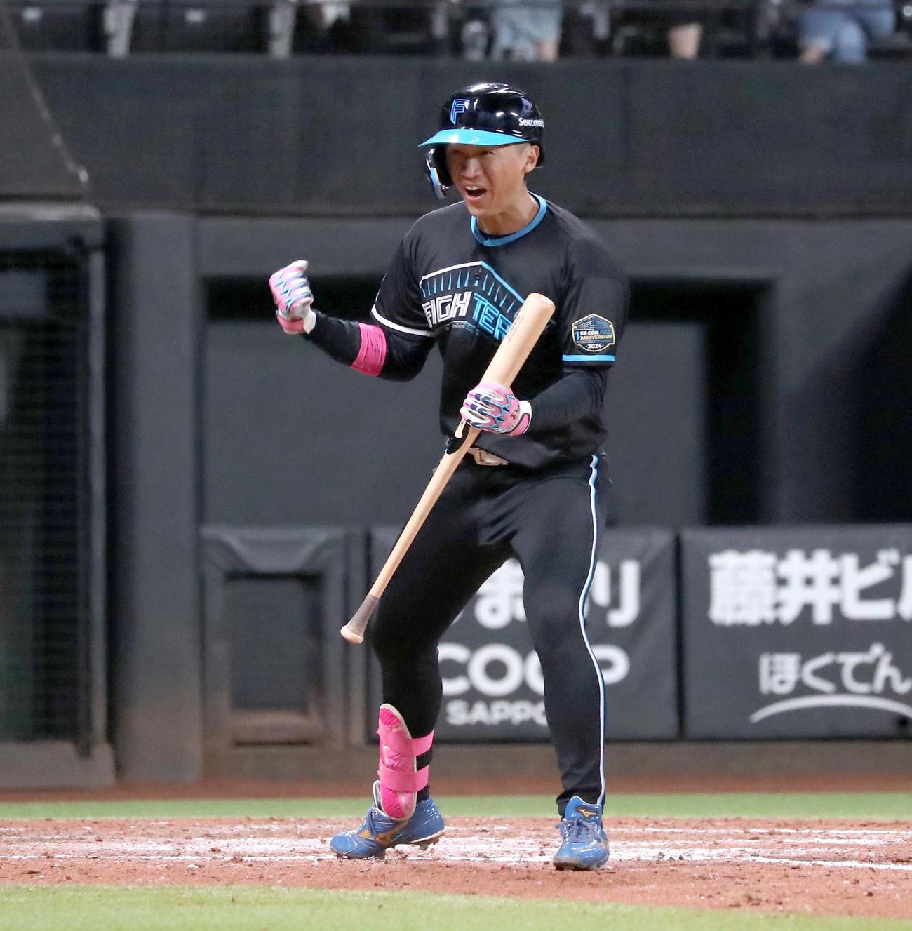 日本ハム対ロッテ　9回裏日本ハム1死満塁、サヨナラの押し出しを選びガッツポーズの加藤豪（撮影・黒川智章）