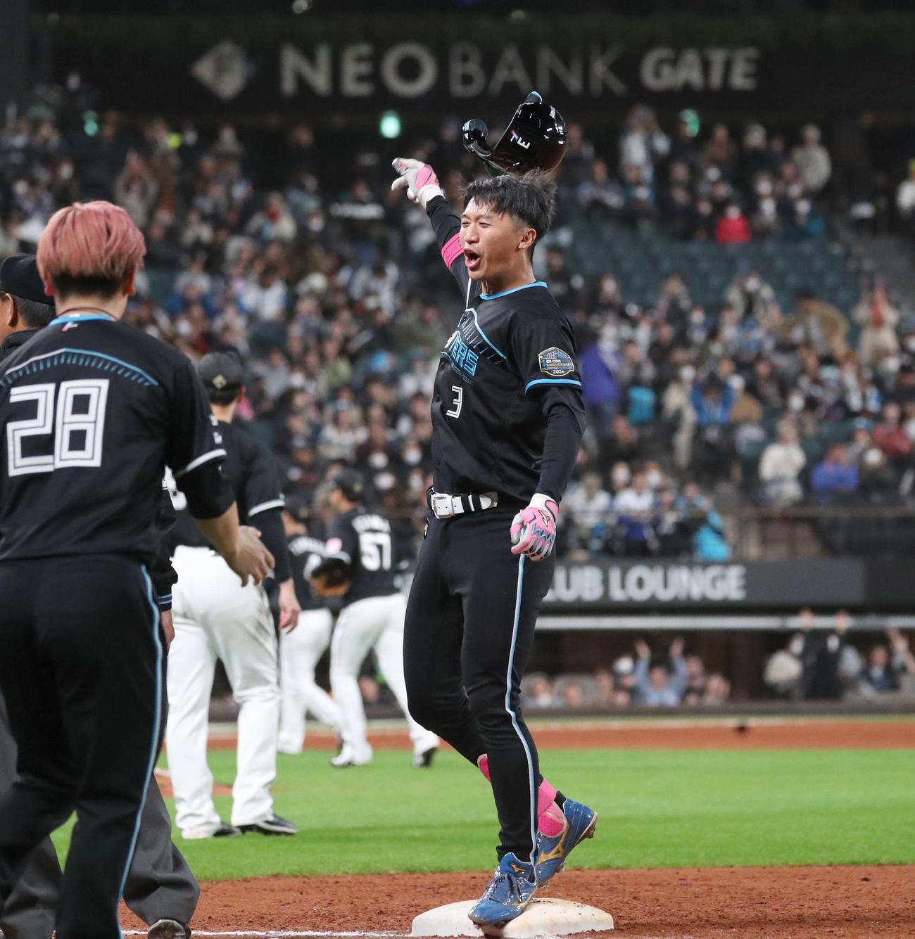 日本ハム対ロッテ　9回裏日本ハム1死満塁、サヨナラの押し出し四球を選びヘルメットを放り投げる加藤豪（撮影・黒川智章）