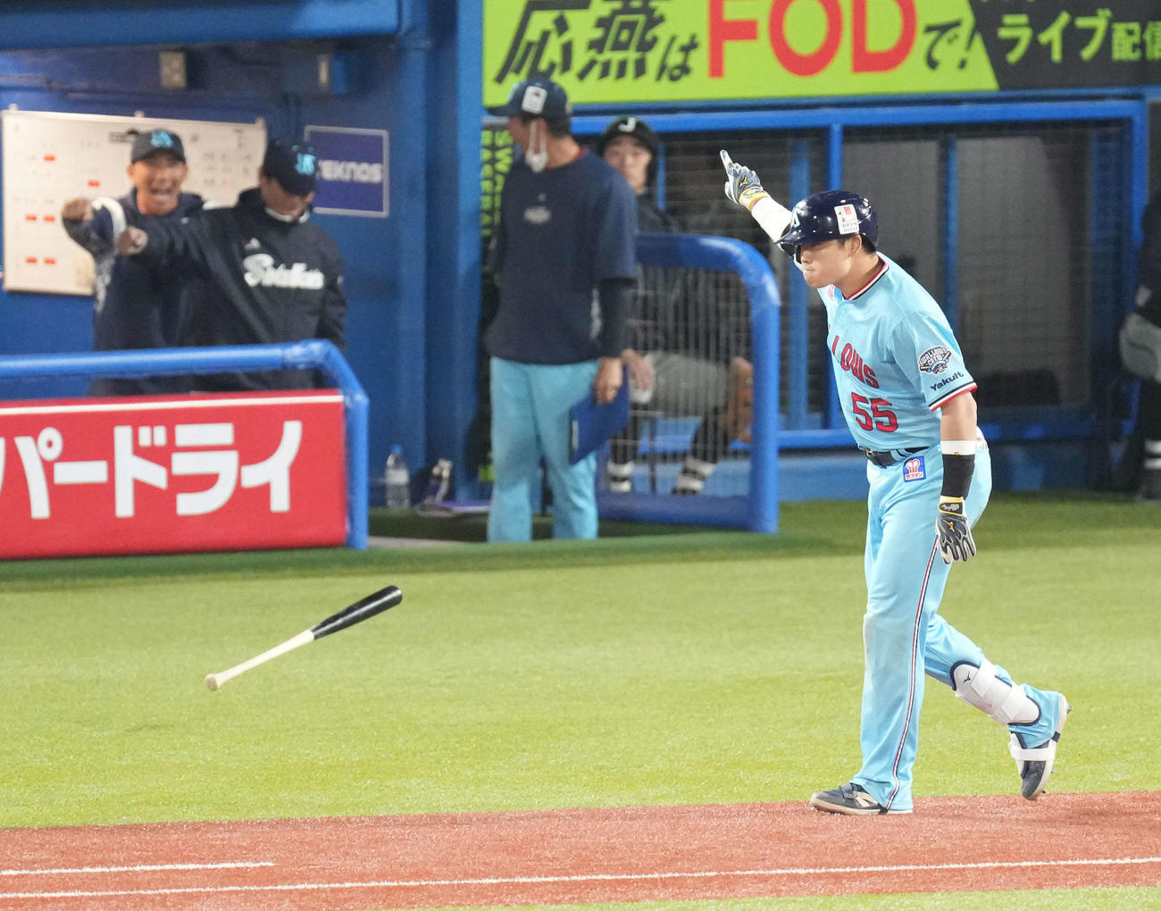 ヤクルト対DeNA 8回裏ヤクルト無死、村上は右越えに勝ち越しソロ本塁打を放ちベンチに向かってガッツポーズ（撮影・小沢裕）