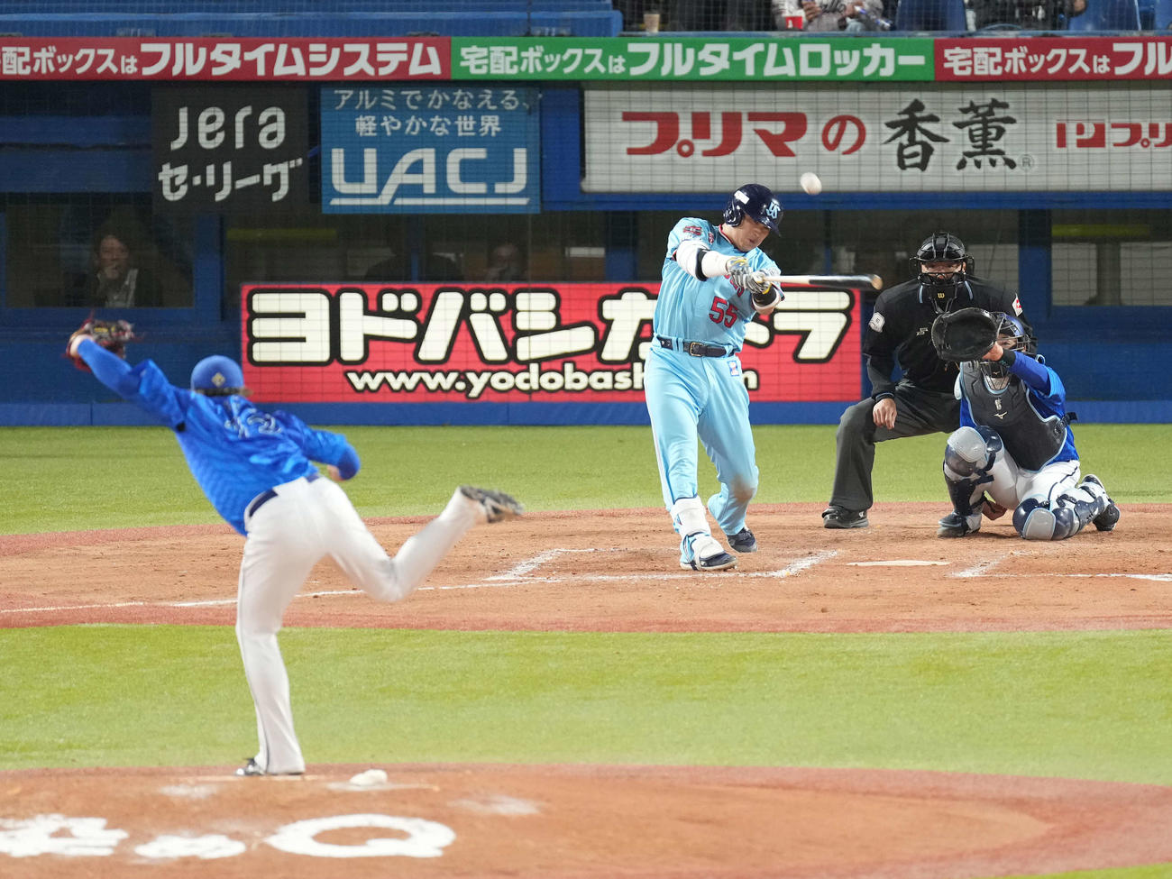 ヤクルト対DeNA 8回裏ヤクルト無死、村上は右越えに勝ち越しソロ本塁打を放つ（撮影・小沢裕）