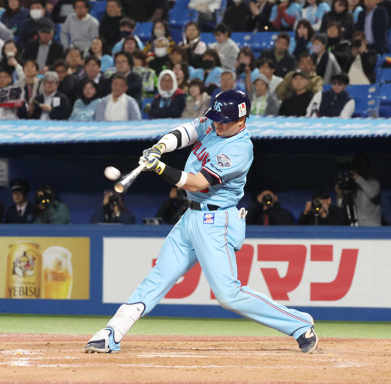 ヤクルト対DeNA 8回裏ヤクルト無死、村上は右中間に勝ち越し本塁打を放つ（撮影・丹羽敏通）