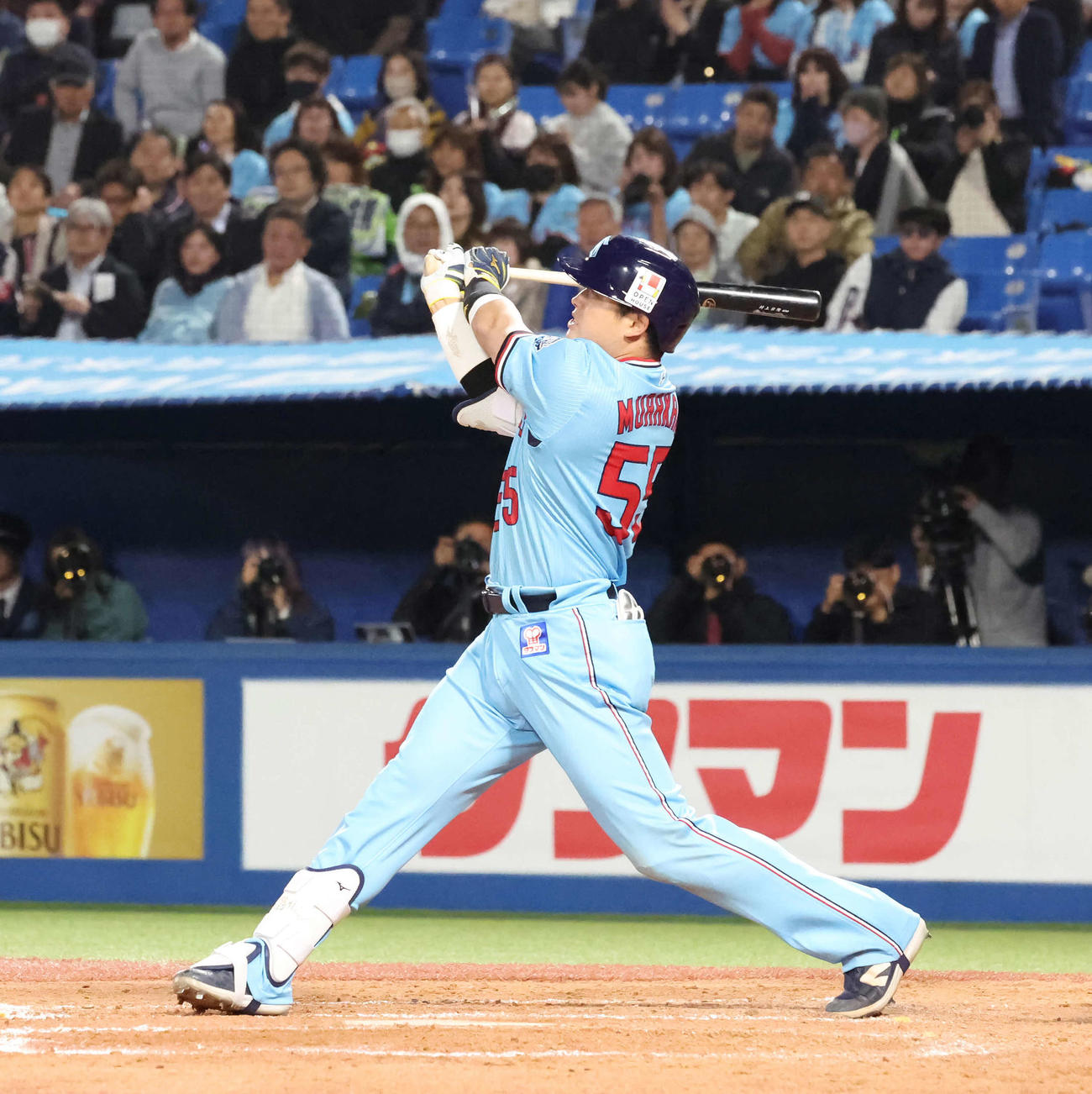 ヤクルト対DeNA 8回裏ヤクルト無死、村上は右中間に勝ち越し本塁打を放つ（撮影・丹羽敏通）