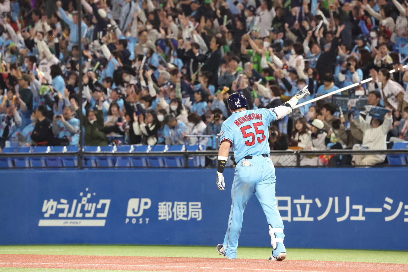 ヤクルト対DeNA 8回裏ヤクルト無死、村上は右中間に勝ち越し本塁打を放つ（撮影・丹羽敏通）