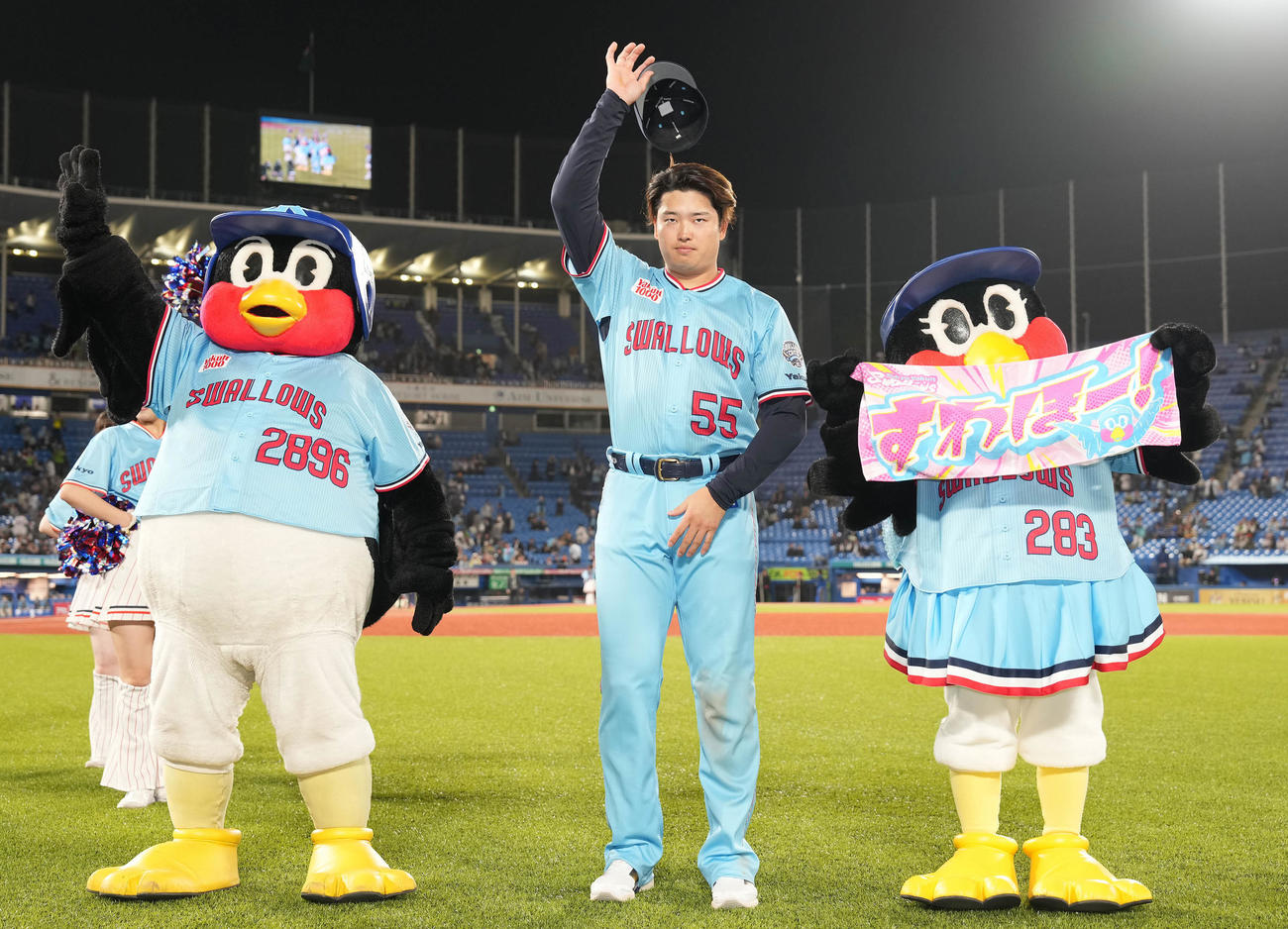 ヤクルト対DeNA DeNAに勝利し、ファンの声援に応えるヤクルト村上（撮影・鈴木みどり）