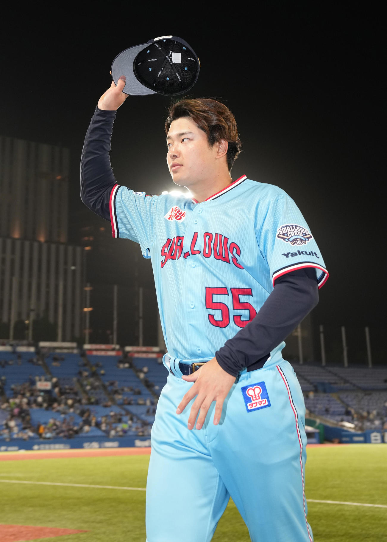 ヤクルト対DeNA DeNAに勝利し、ファンの声援に応えるヤクルト村上（撮影・鈴木みどり）
