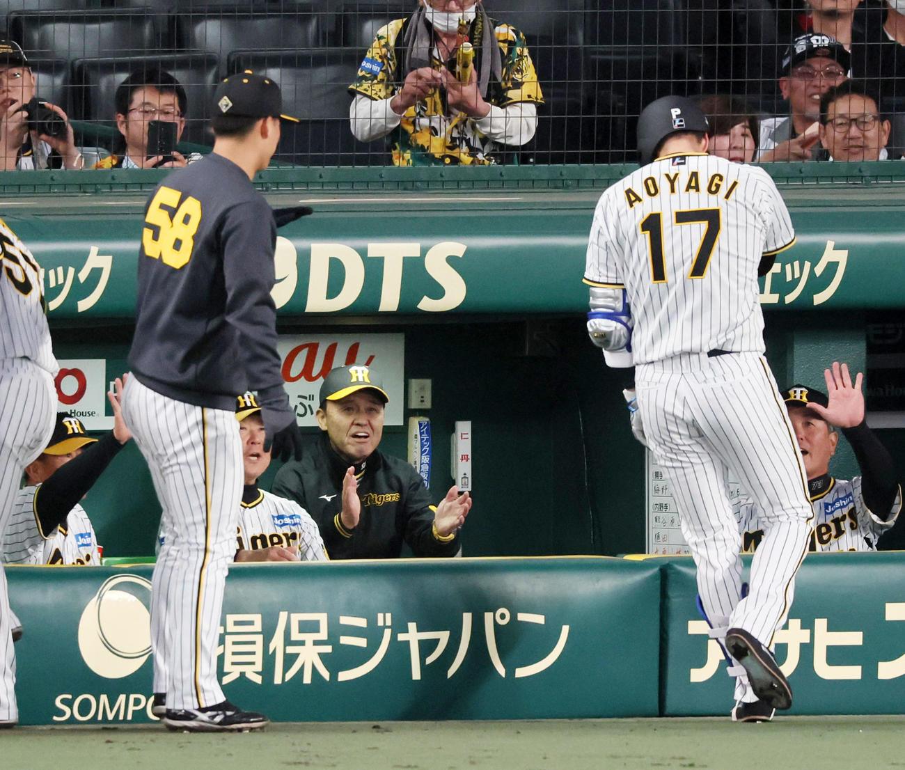 阪神対中日　2回裏阪神1死満塁、右犠飛で追加点を挙げた青柳（右）に笑顔で拍手を送る岡田監督（撮影・加藤哉）