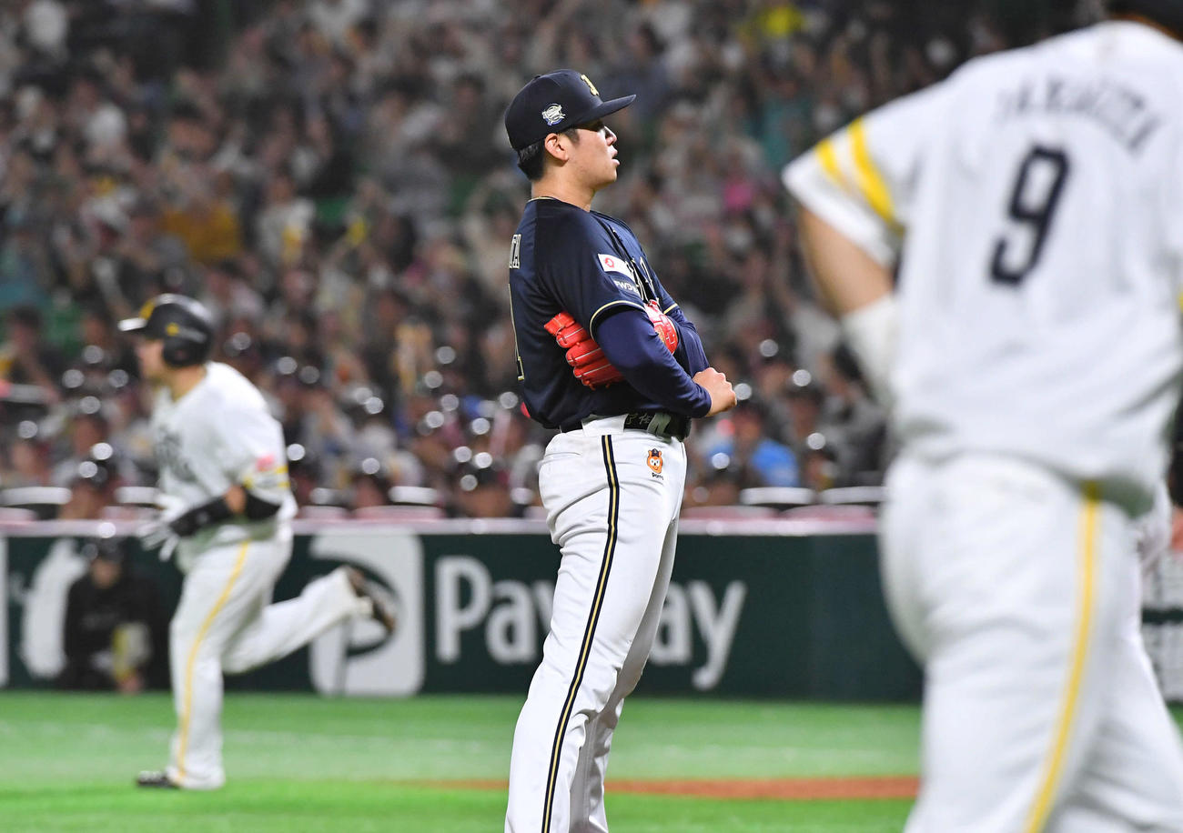 ソフトバンク対オリックス　4回裏ソフトバンク2死一、三塁、山川（左）に左中間へ3点本塁打を打たれ、厳しい表情を見せる山下（撮影・岩下翔太）