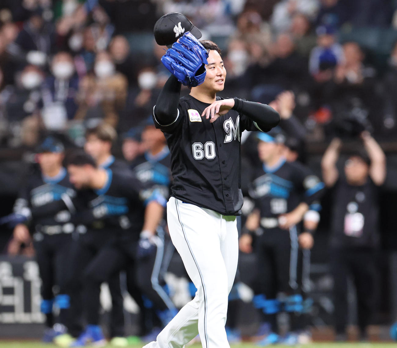 日本ハム対ロッテ　9回裏日本ハム1死満塁、加藤豪にサヨナラとなる押し出し四球を与え引き揚げる横山（撮影・佐藤翔太）