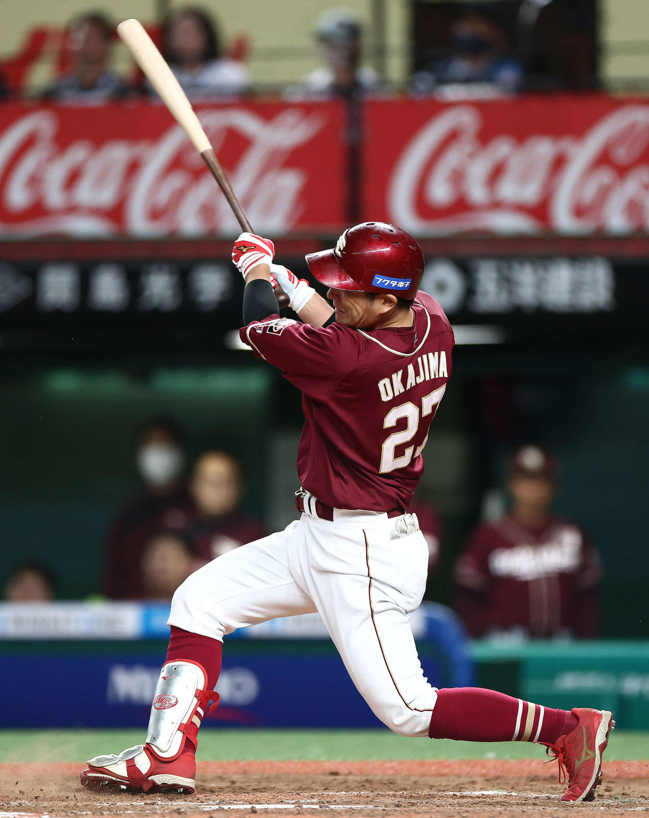 西武対楽天　8回表楽天2死一、二塁、右越え3点本塁打を放つ岡島（撮影・河田真司）