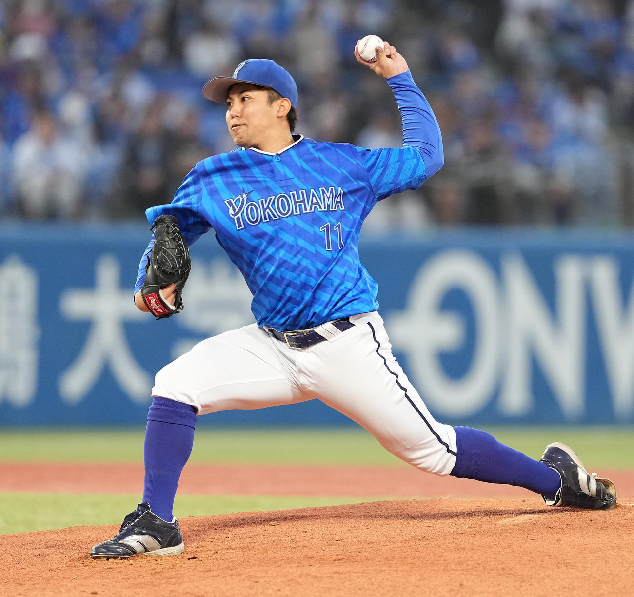 ヤクルト対DeNA　先発し力投するDeNA東（撮影・鈴木みどり）