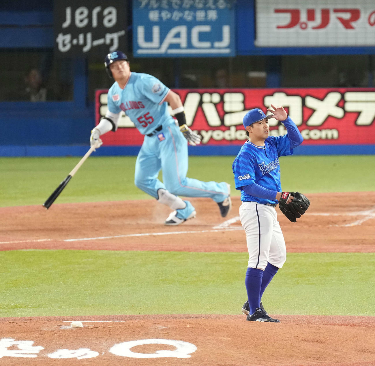 ヤクルト対DeNA 2回裏ヤクルト無死、DeNA先発の東（右）は村上を三邪飛に仕留める（撮影・小沢裕）