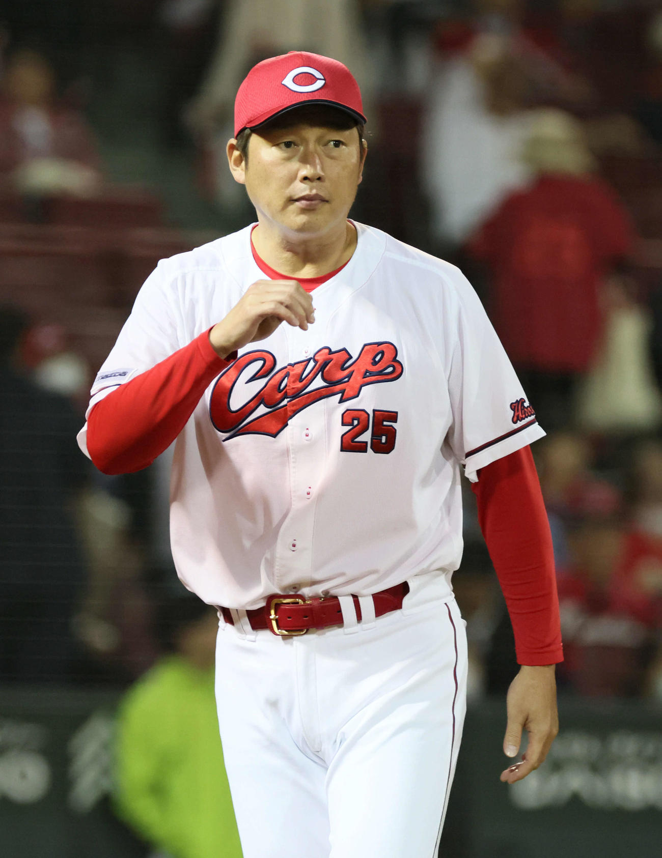 広島対巨人　11回裏終了時、交代を告げる新井監督（撮影・加藤孝規）