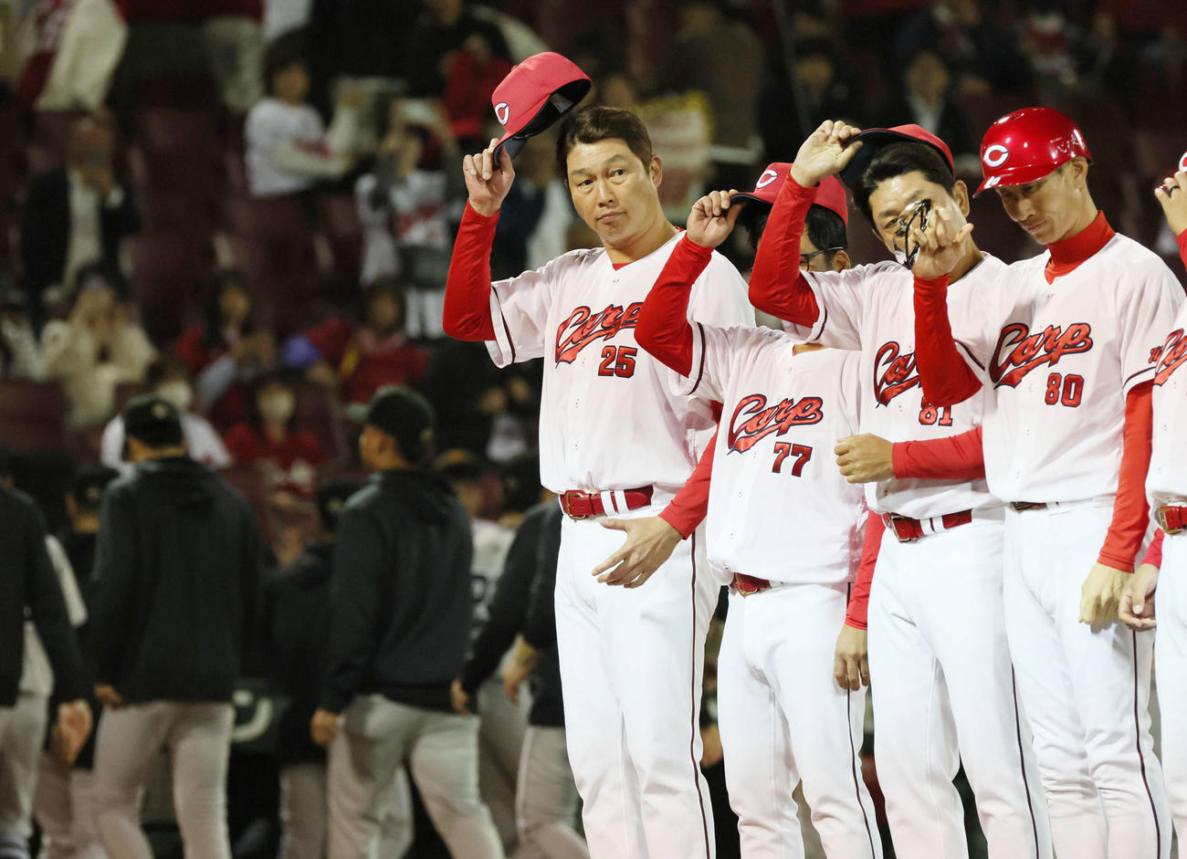 広島対巨人　延長12回、0対0のドローに終わった。ファンに一礼する新井監督（中央）ら（撮影・加藤孝規）