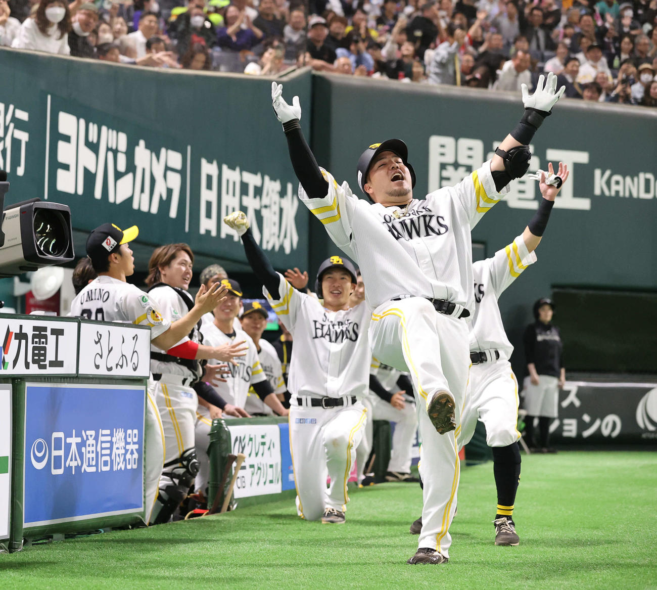 ソフトバンク対オリックス　4回裏ソフトバンク2死一、三塁、山川は3点本塁打を放ちどすこいポーズを決める（撮影・梅根麻紀）