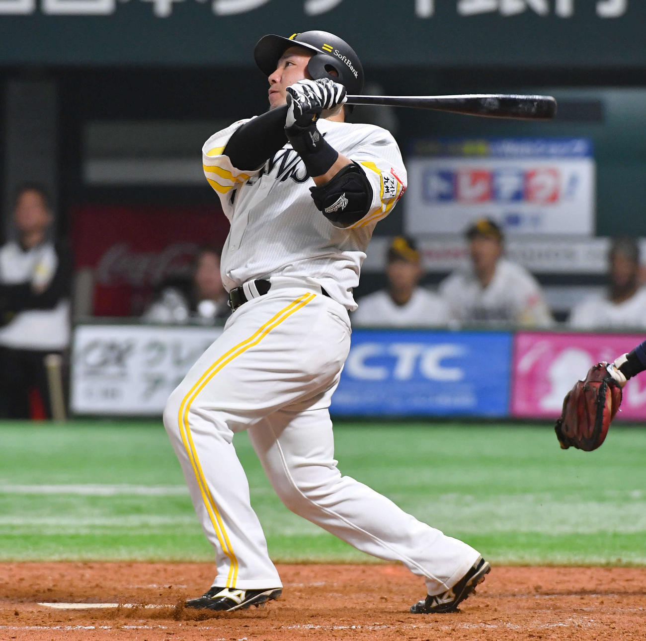 ソフトバンク対オリックス　4回裏ソフトバンク2死一、三塁、山川は左中間へ3点本塁打を放つ（撮影・岩下翔太）