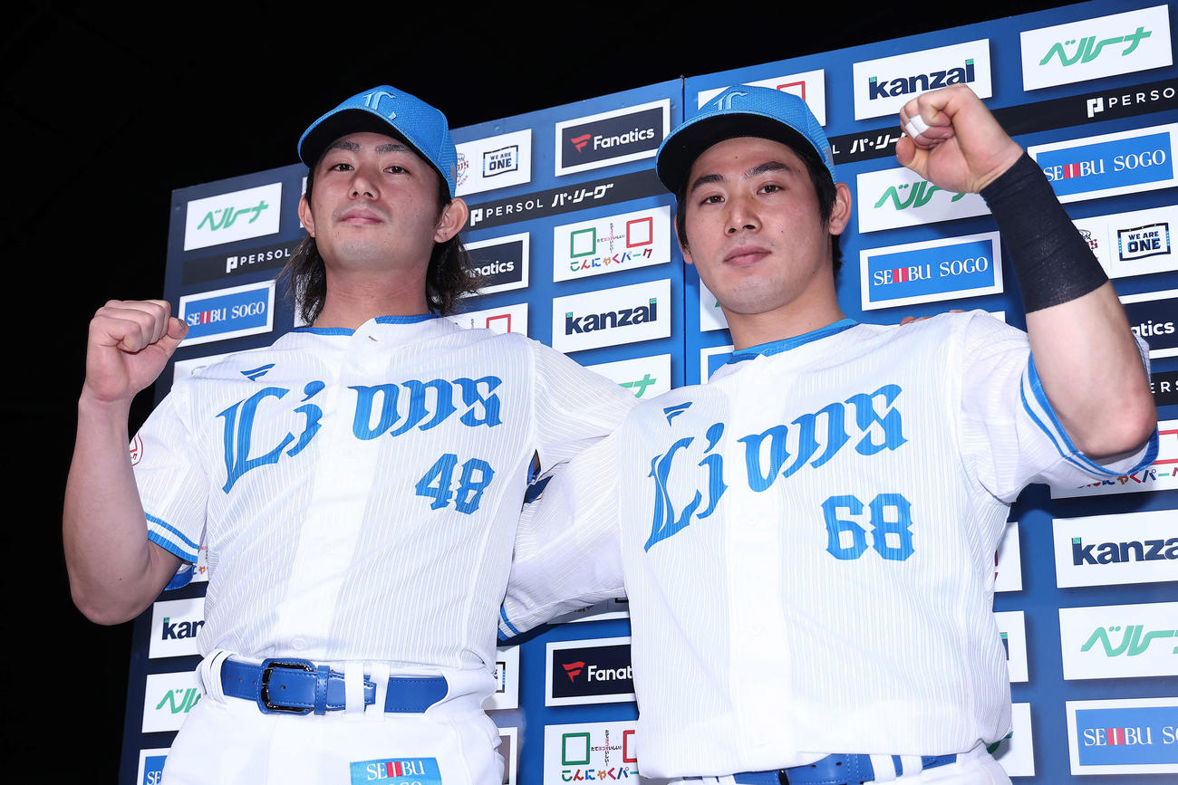 西武対楽天　楽天に勝利し、お立ち台に上がりガッツポーズで写真に納まる今井（左）と岸（撮影・河田真司）