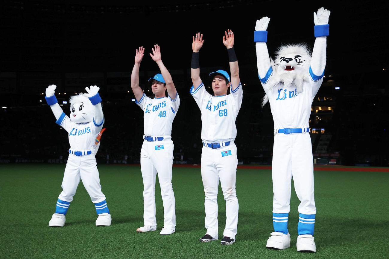 西武対楽天　楽天に勝利し、観客席からの声援に応える今井（左から2人目）と岸（撮影・河田真司）