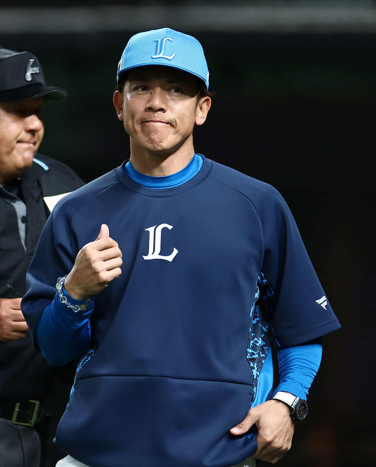 西武対楽天　8回裏を終え、選手交代を告げる松井監督（撮影・河田真司）
