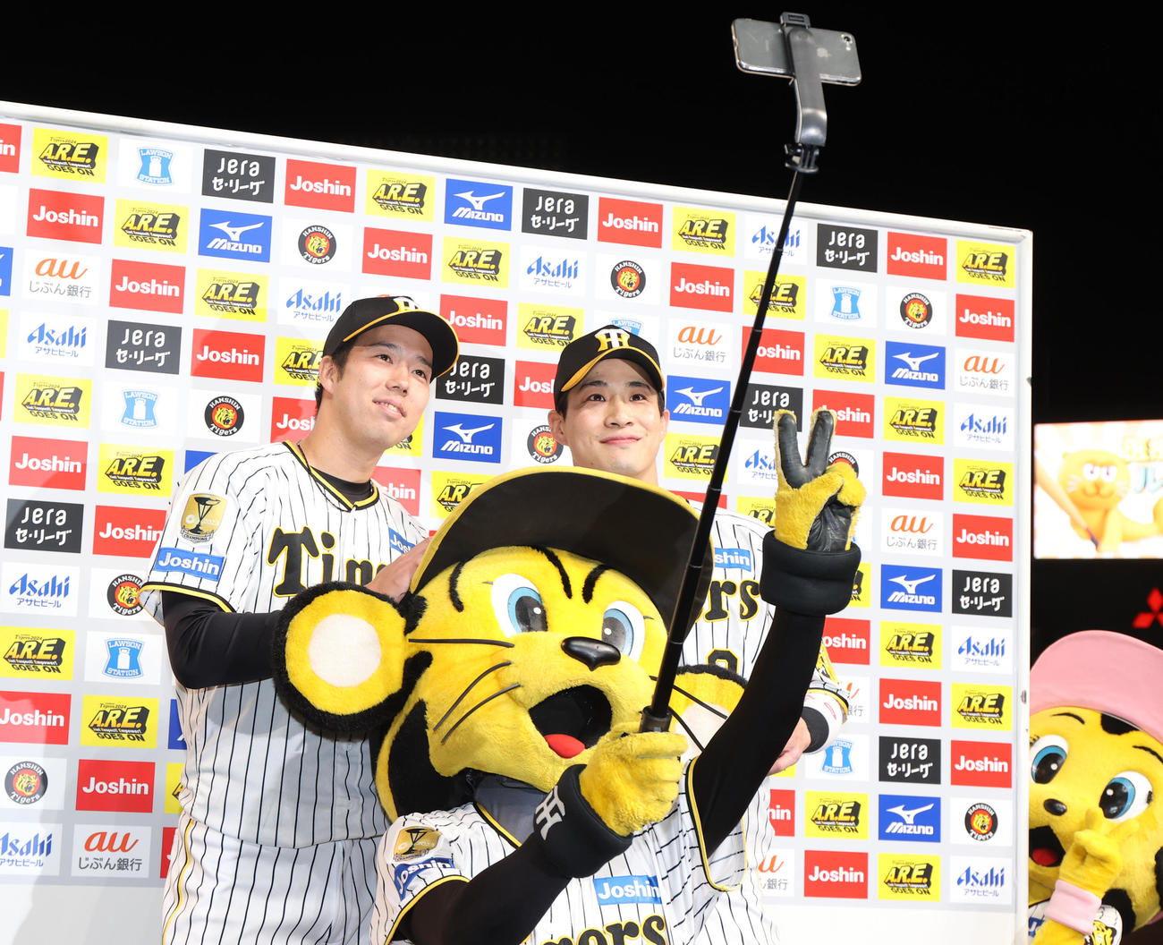阪神対中日　ヒーローインタビュー後、笑顔で写真に納まる阪神青柳（左）と木浪（撮影・上山淳一）