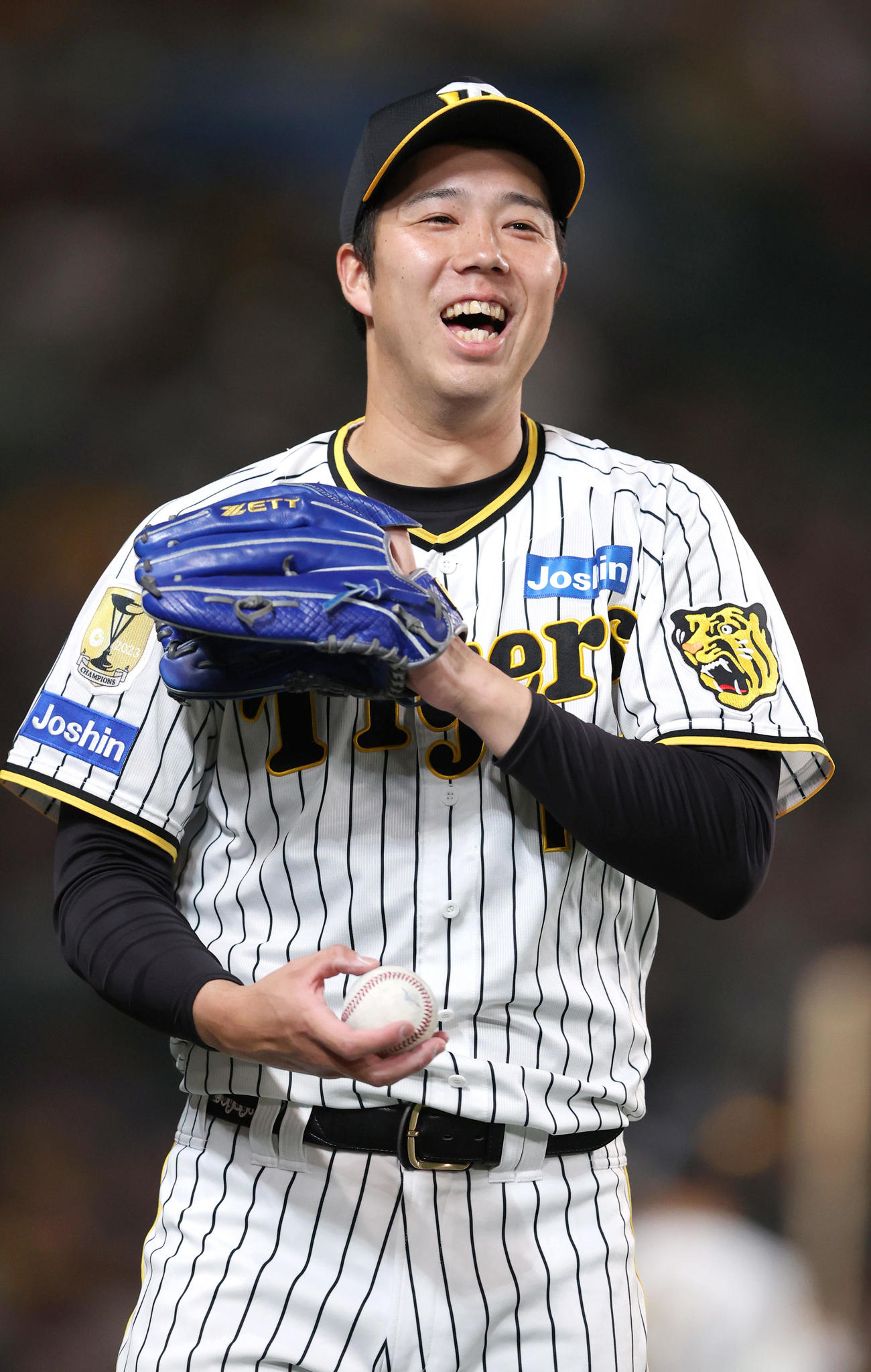 阪神対中日　4回裏阪神1死一塁、送りバントを決めた青柳はベンチ前で笑顔を見せながら次の回の投球に備える（撮影・上山淳一）