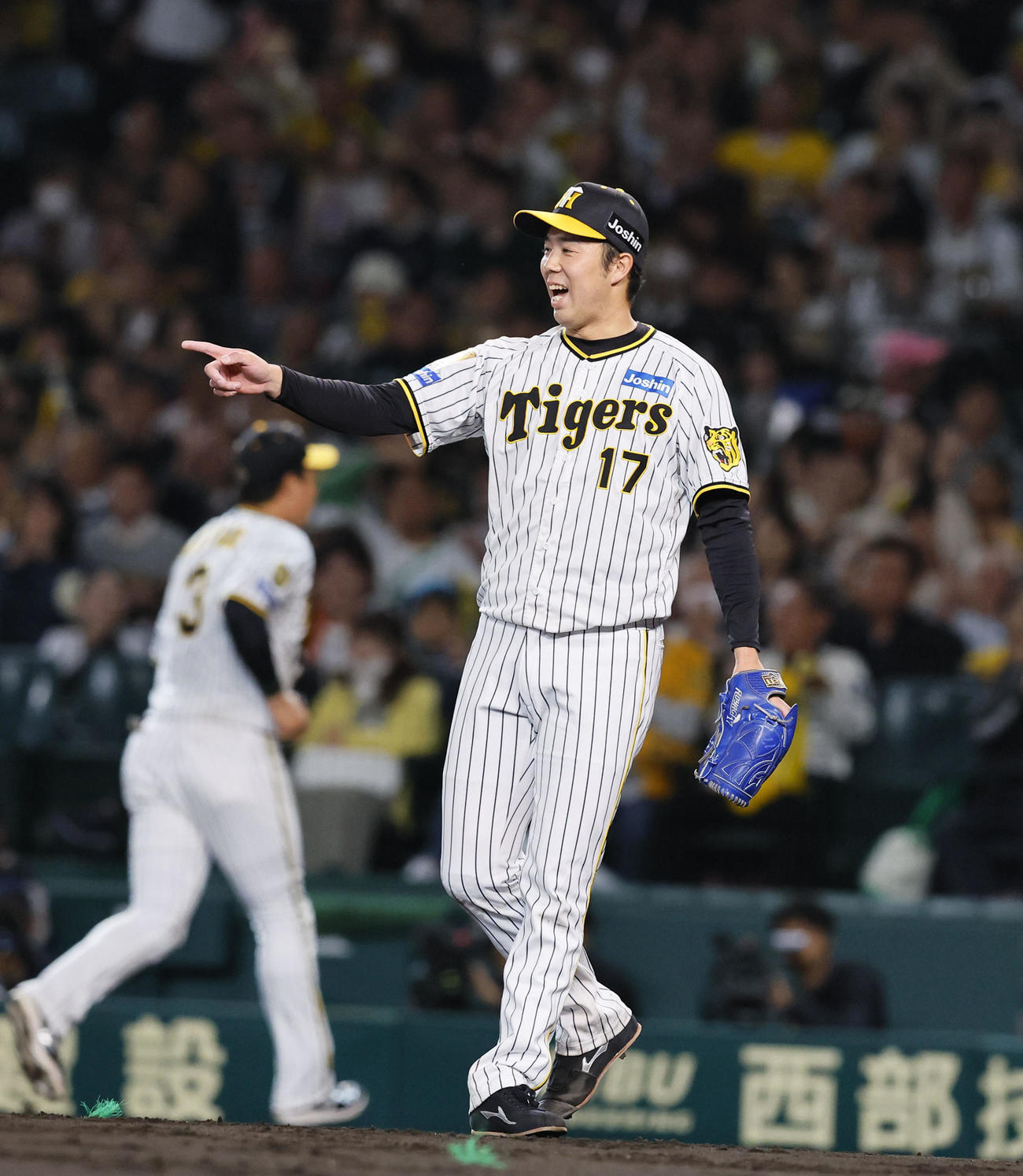 阪神対中日　6回表中日2死一、二塁、木浪の好守でピンチを切り抜け、野手を指さす青柳（撮影・藤尾明華）