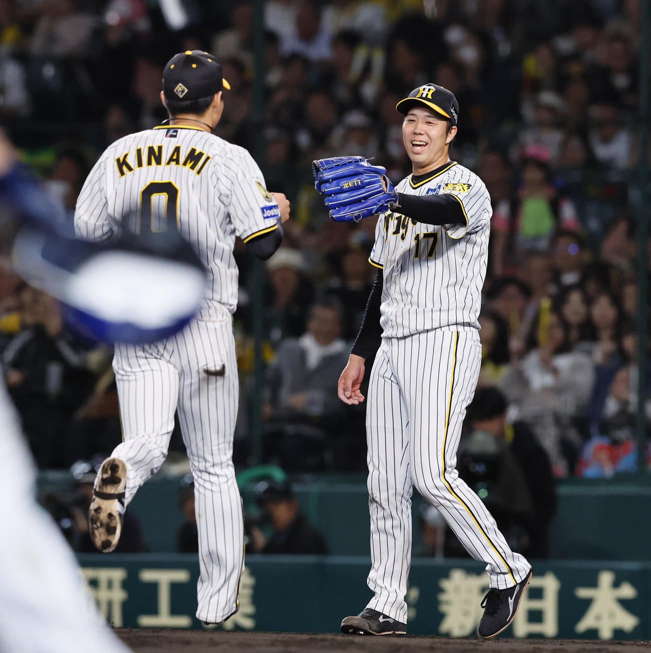 阪神対中日　6回を終え、木浪（左）と笑顔でタッチを交わす青柳（撮影・藤尾明華）