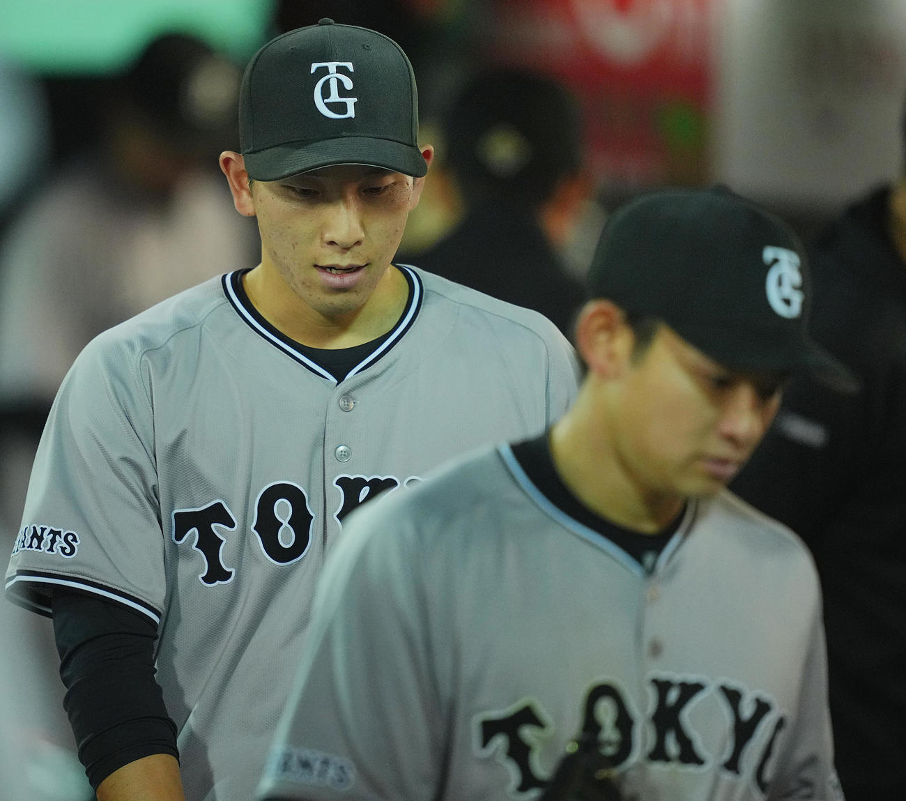 広島対巨人　7回裏広島の攻撃を無失点に抑えた巨人戸郷はうつむきながらベンチ裏に下がる。手前は萩尾（撮影・垰建太）