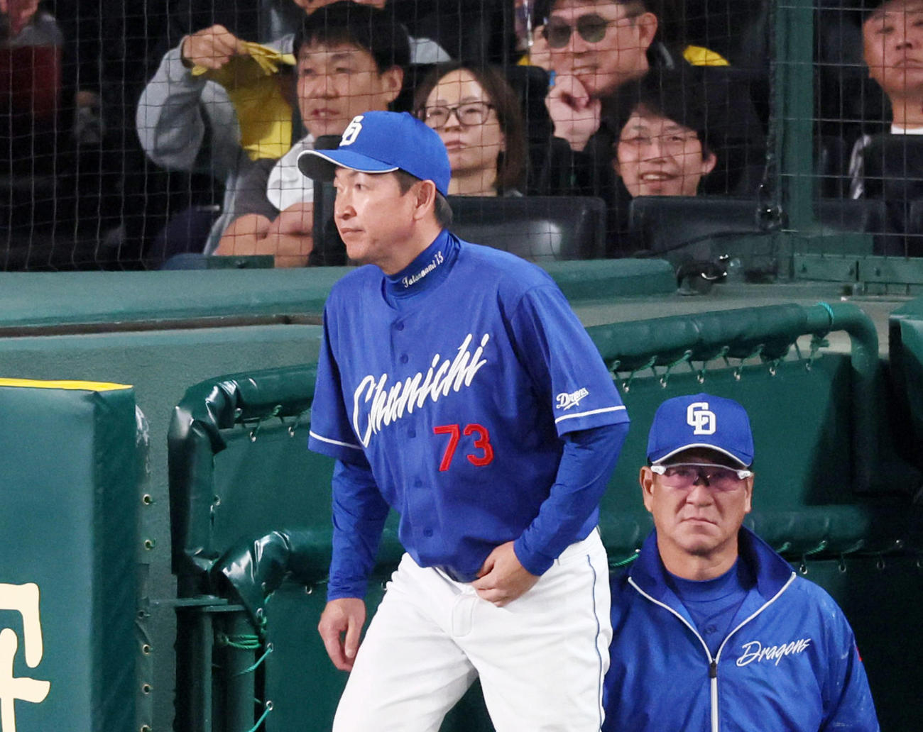 阪神対中日　8回裏を前に選手交代を告げる立浪監督。右は片岡ヘッドコーチ（撮影・加藤哉）