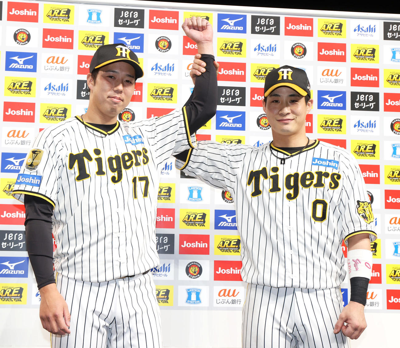 阪神対中日　ヒーローインタビュー後、笑顔で記念撮影する阪神青柳（左）と木浪（撮影・上山淳一）