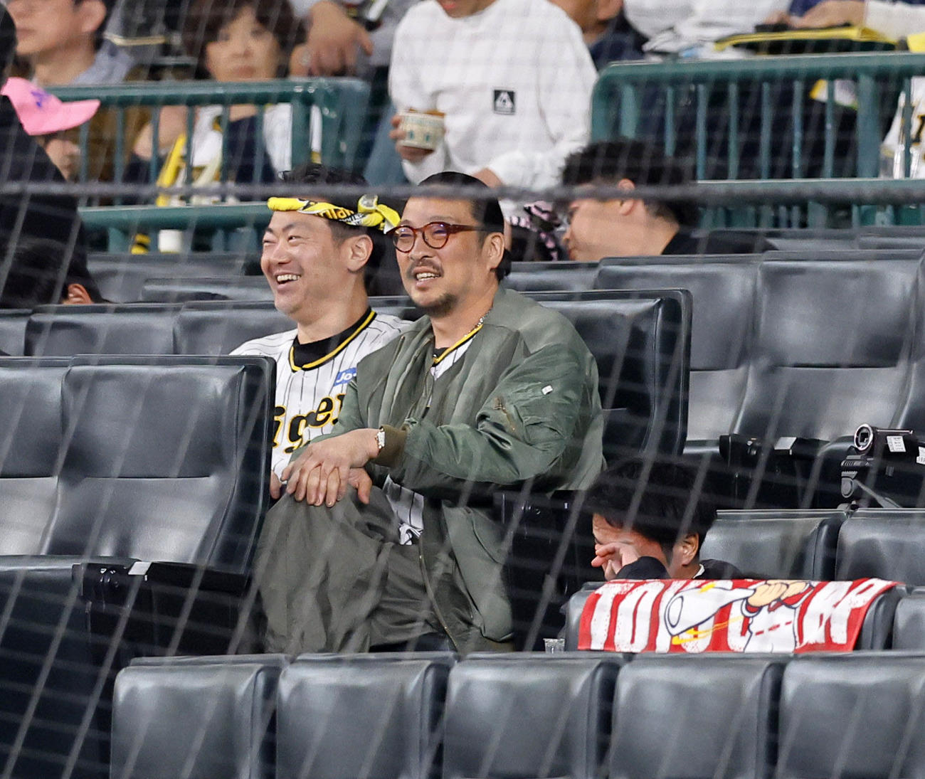 試合を観戦する若旦那（新羅慎二）（右）（2024年4月11日撮影）