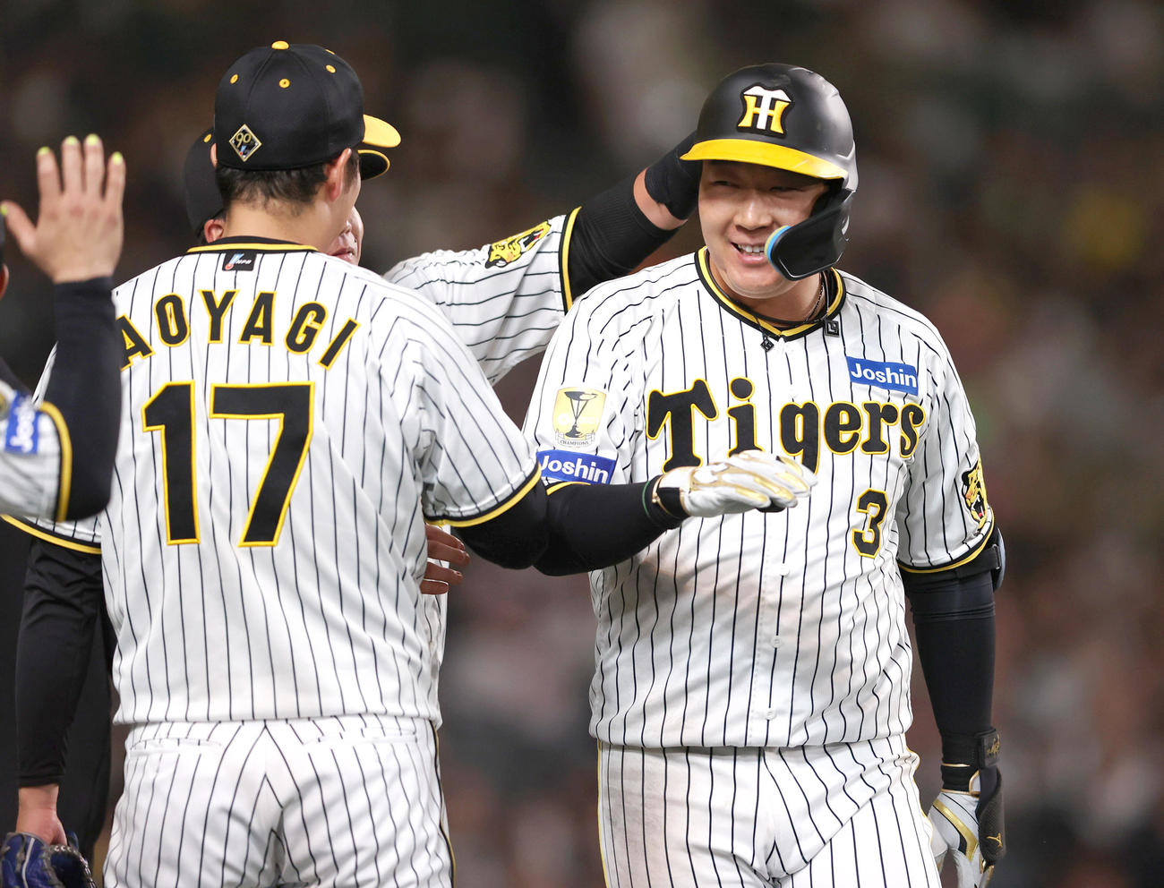 阪神対中日　5回裏阪神1死、大山（右）は中越えソロ本塁打を放ちナインの祝福を受ける（撮影・上山淳一）