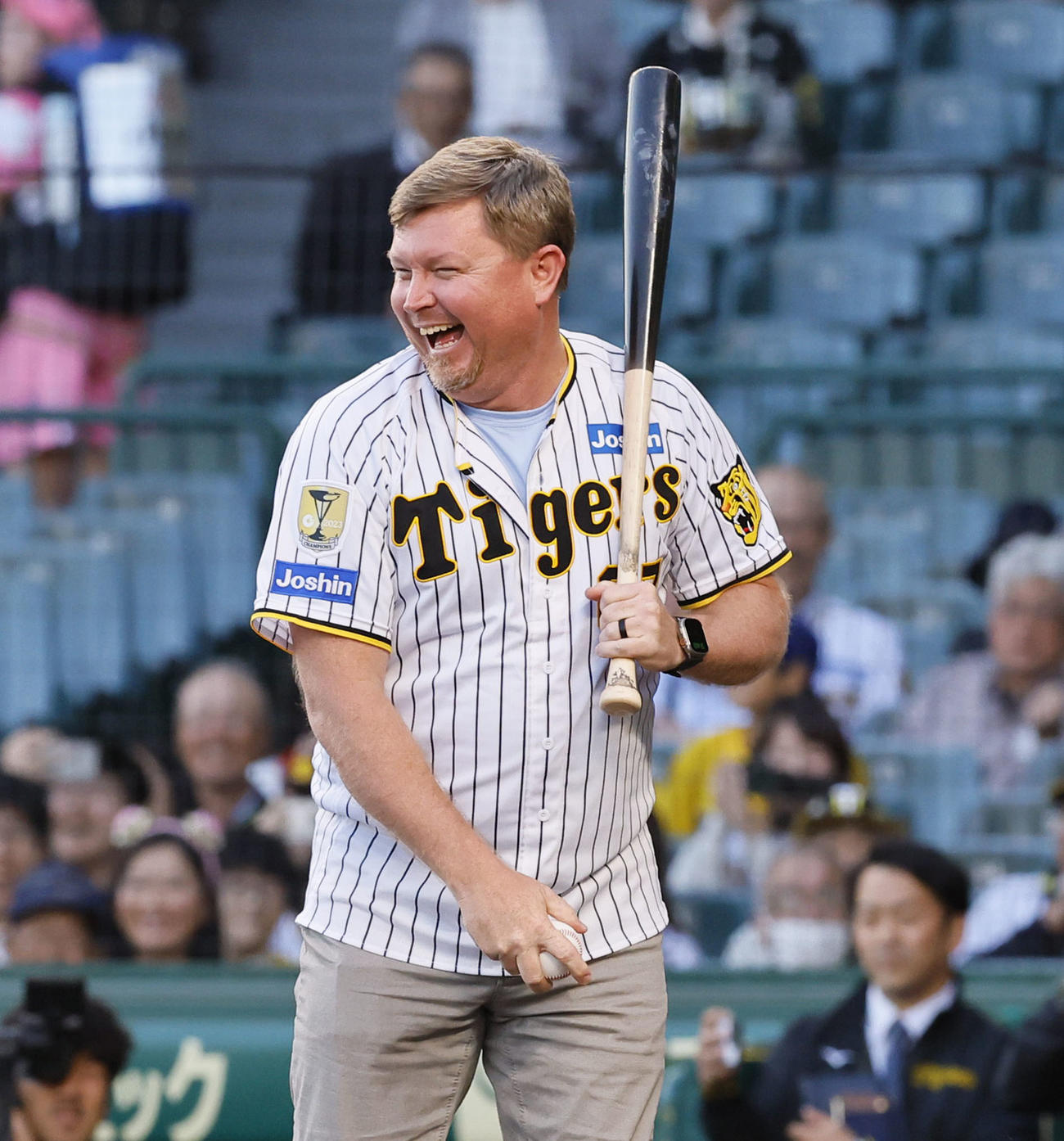 阪神対中日　ファーストピッチの打席で、当たりそうになったボールをキャッチし笑顔を見せる元阪神のブラゼル氏（撮影・藤尾明華）