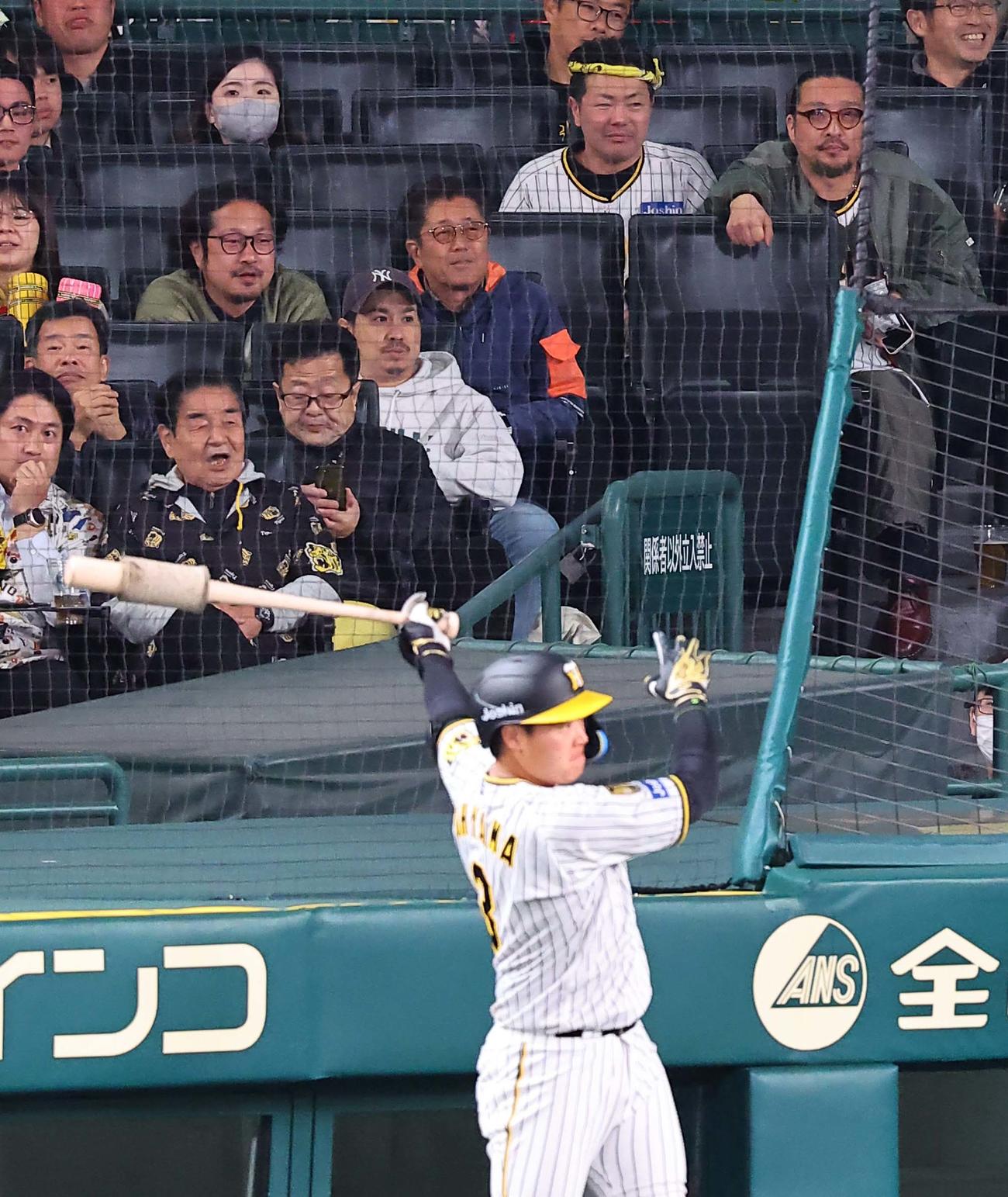 阪神大山と観戦する湘南乃風の若旦那（2024年4月11日撮影）