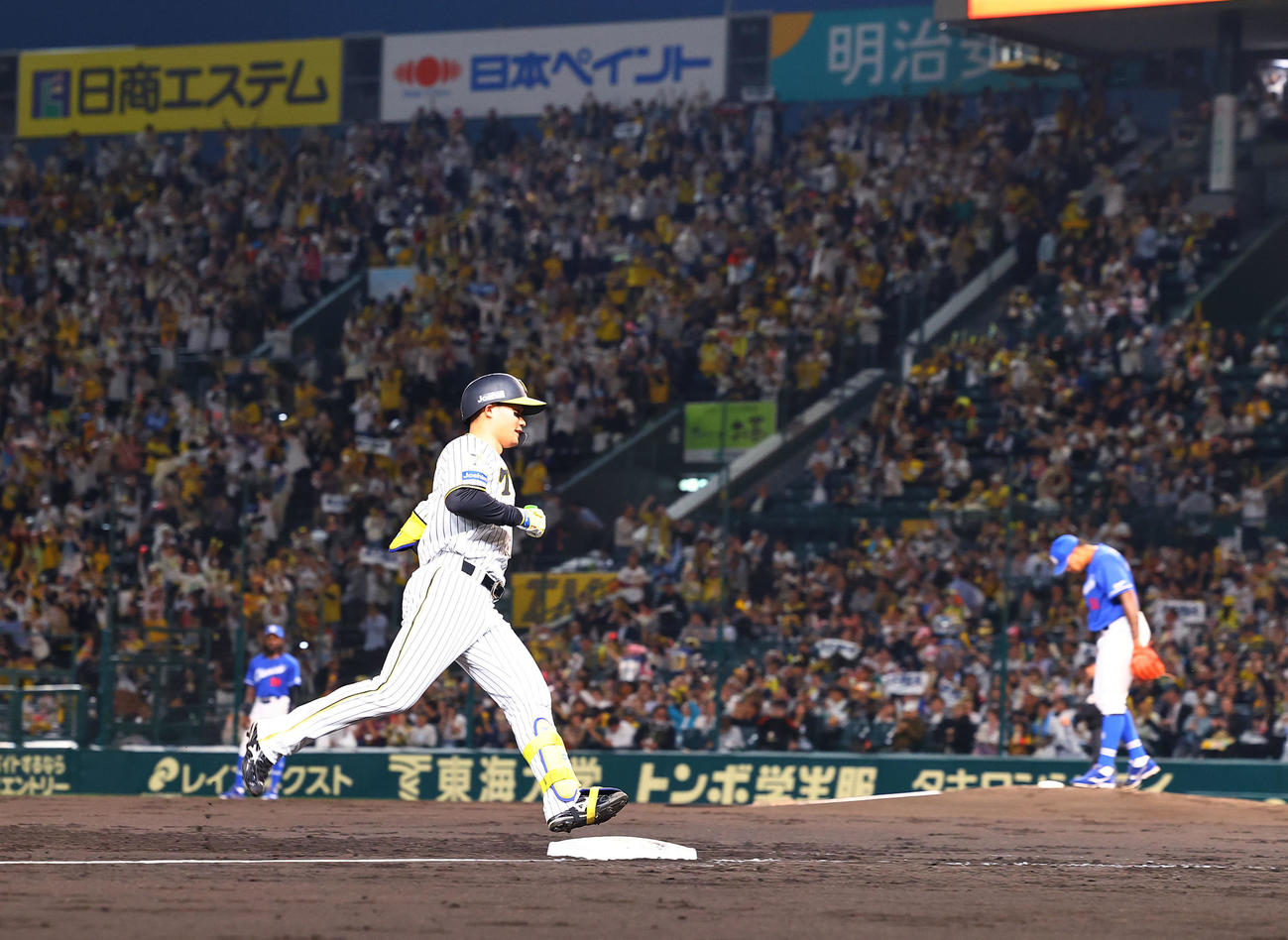 阪神対中日　3回裏阪神1死、本塁打を放ち三塁を回る森下。右はメヒア（撮影・藤尾明華）