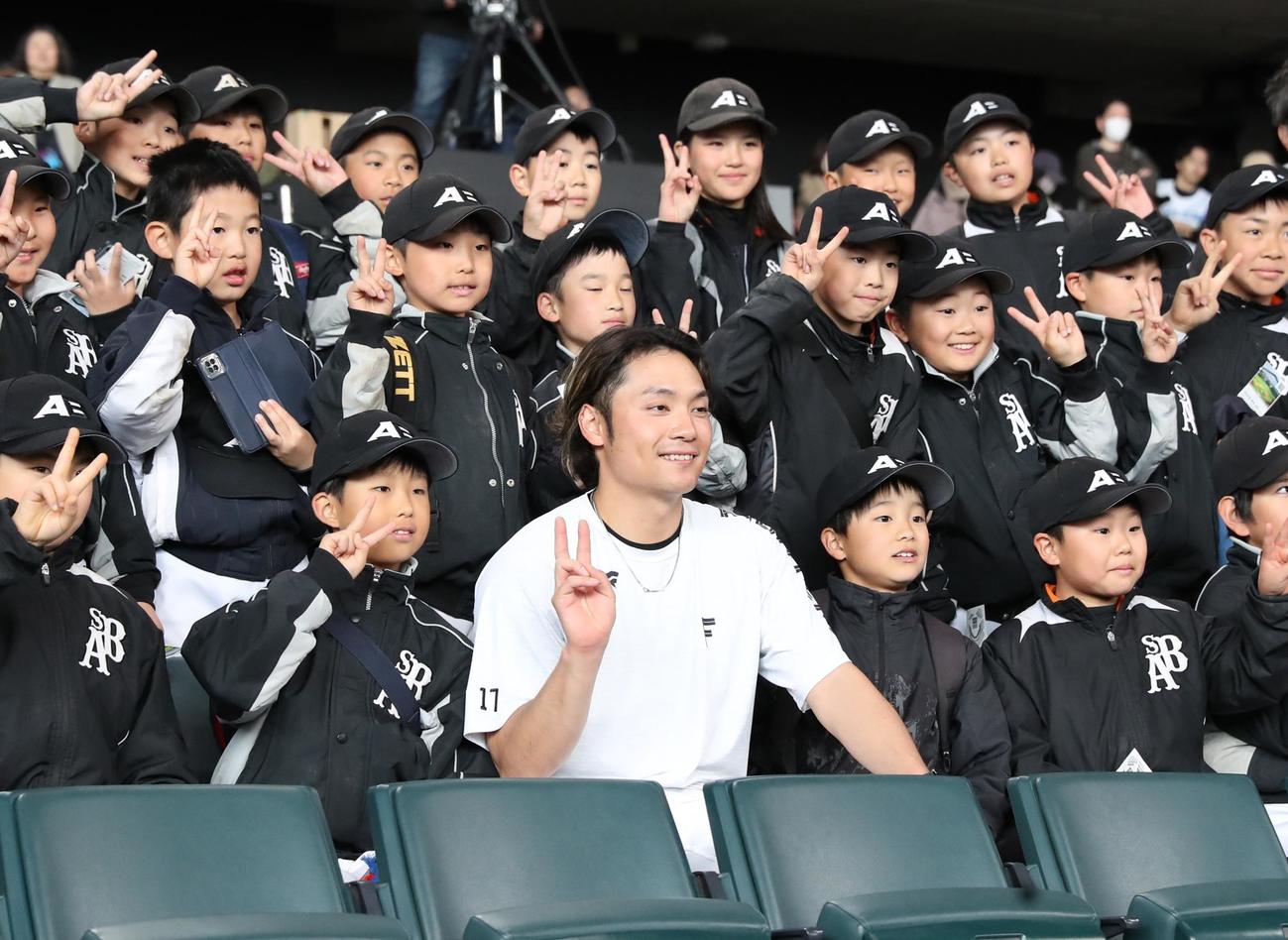 日本ハム対ロッテ　子どもたちと記念撮影する伊藤（撮影・黒川智章）