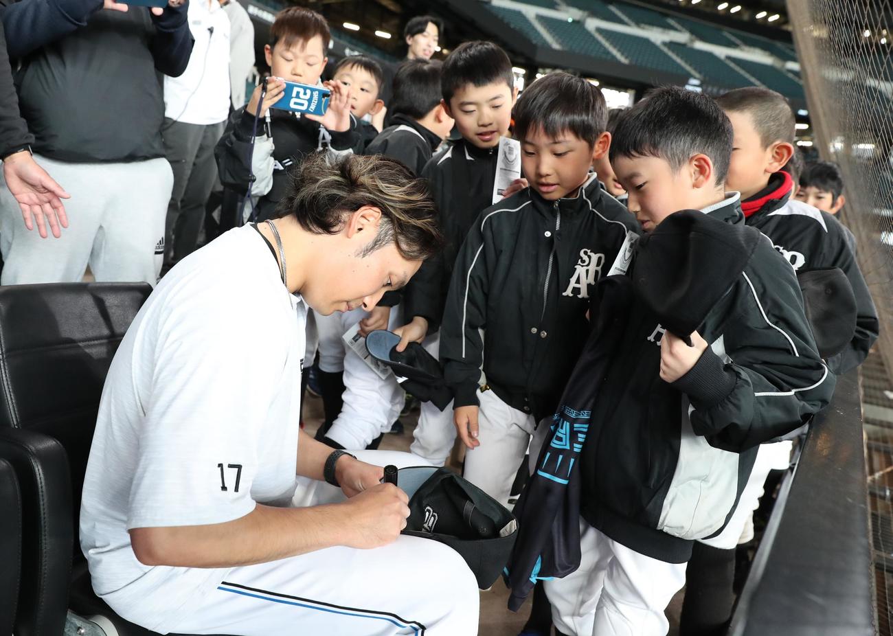 日本ハム対ロッテ　子どもたちにサインする伊藤（撮影・黒川智章）