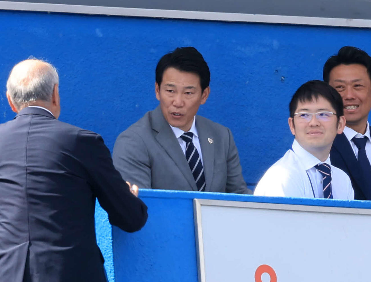 明大対東大　視察に訪れた侍ジャパン井端監督（中央）（撮影・浅見桂子）