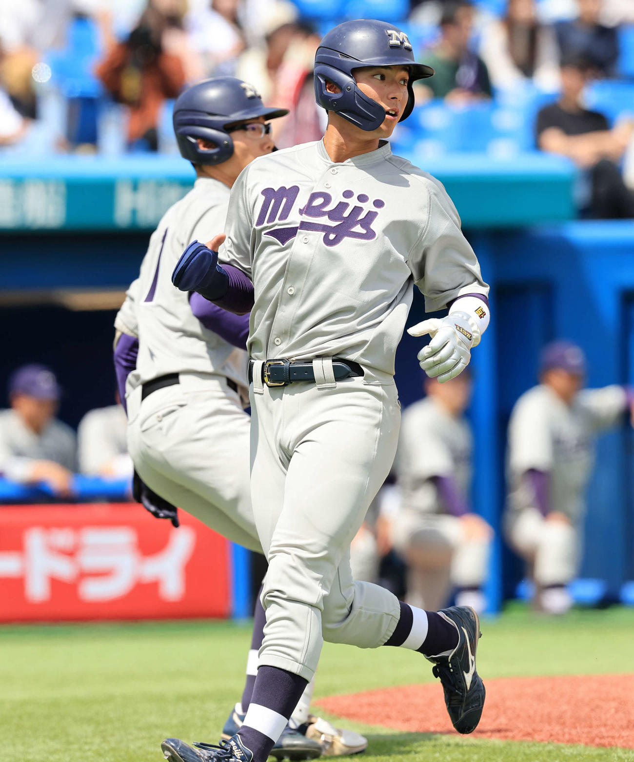 明大対東大　2回表明大1死二、三塁、小島河の2点適時打で生還する宗山（撮影・浅見桂子）