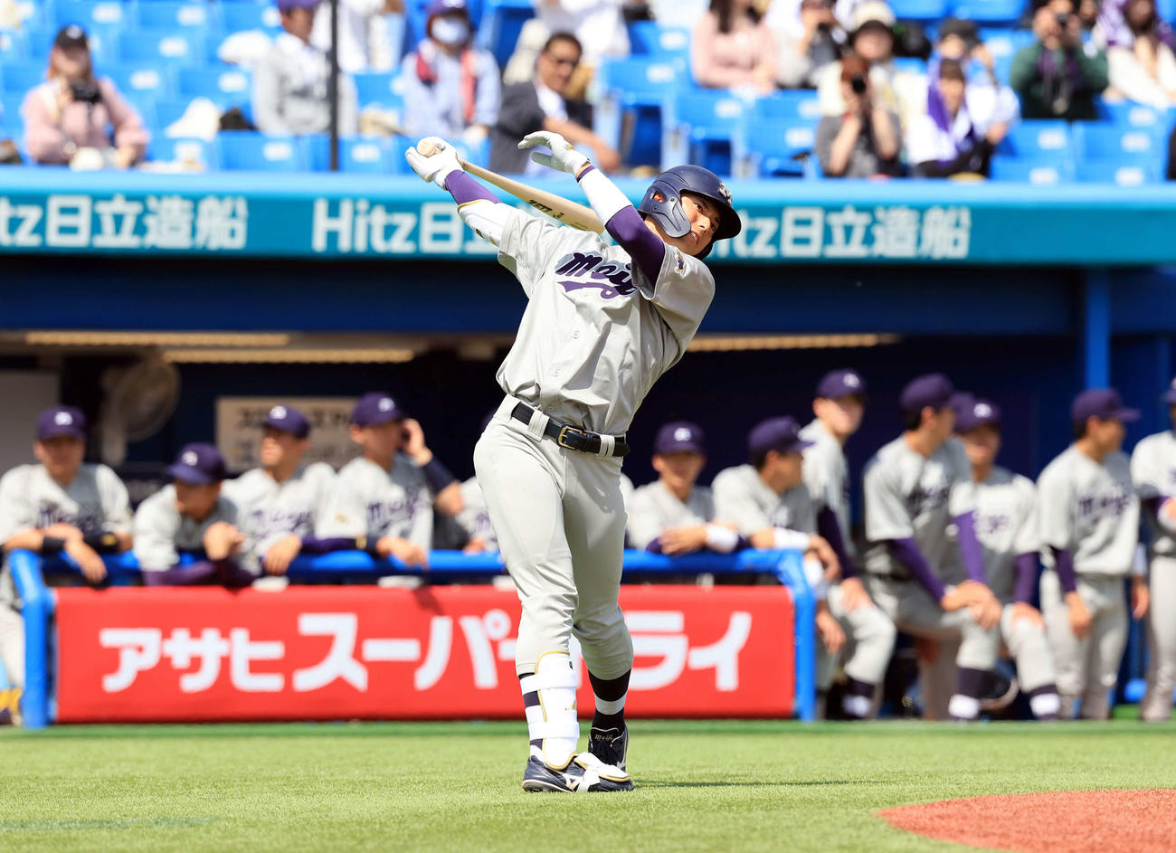 明大対東大　1回表明大無死一、二塁、打席に入る前に素振りする宗山（撮影・浅見桂子）