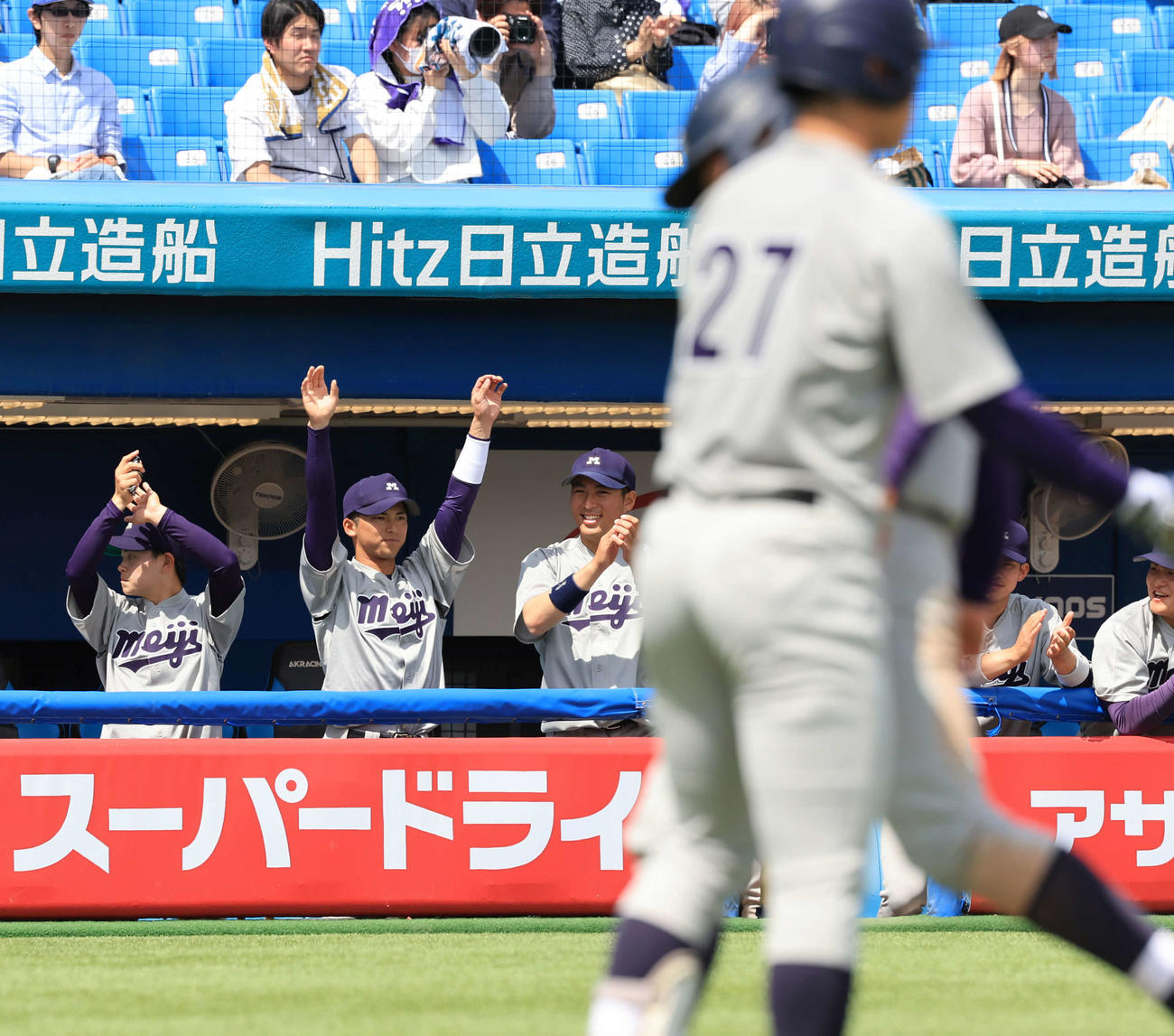 明大対東大　1回表明大は4点目を奪い、ベンチでバンザイする宗山（左から2人目）（撮影・浅見桂子）