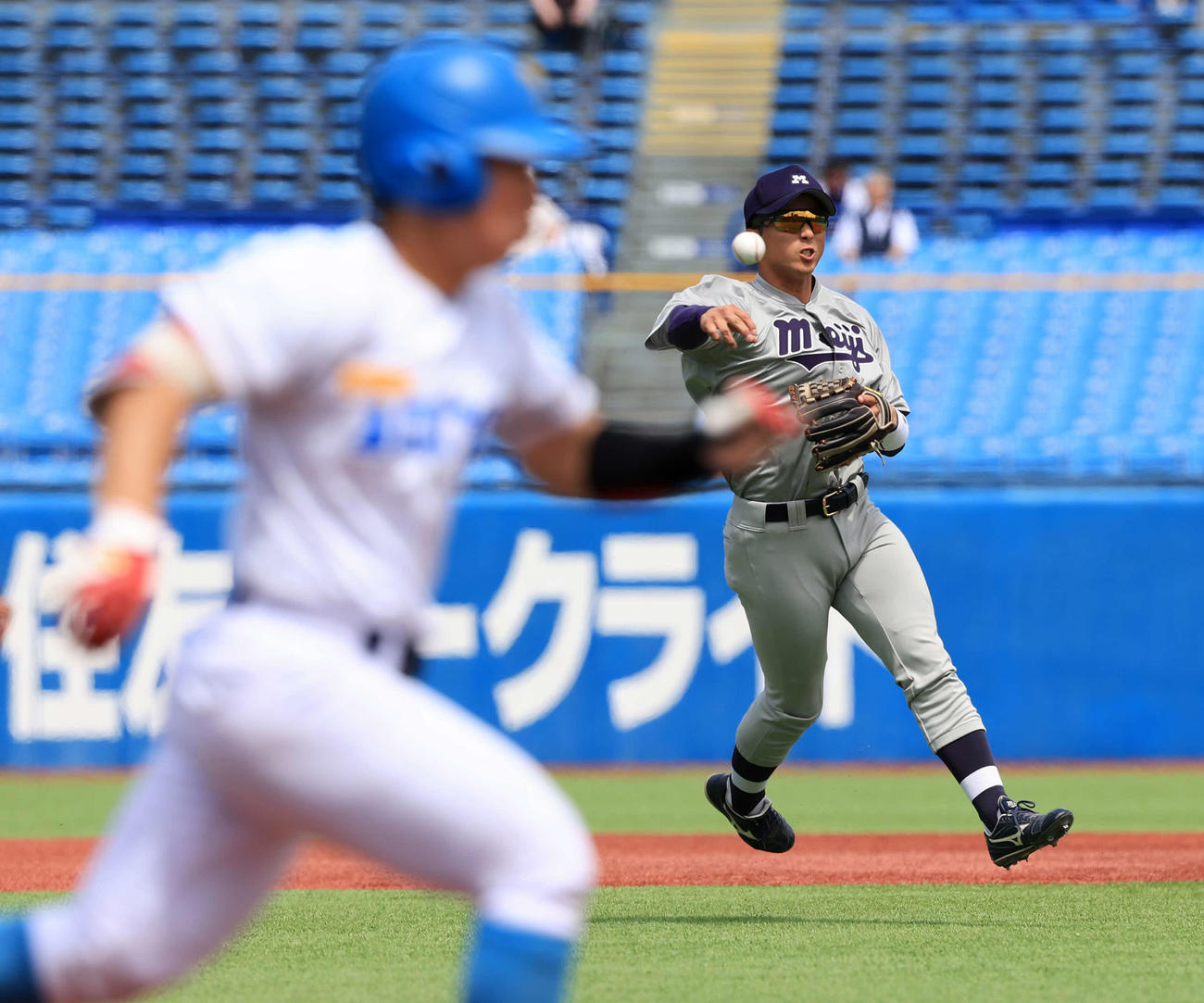 明大対東大　1回裏東大1死、榎本（手前）の打球を一塁好送球する宗山（撮影・浅見桂子）