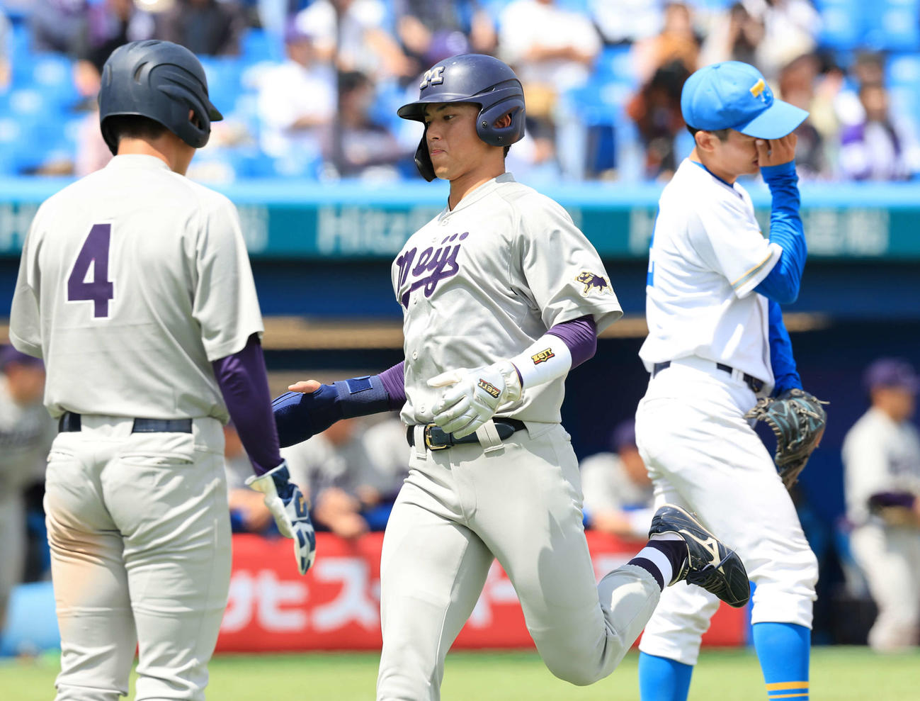 明大対東大　2回表明大2死満塁、加藤の2点適時打で生還した宗山（中央）（撮影・浅見桂子）